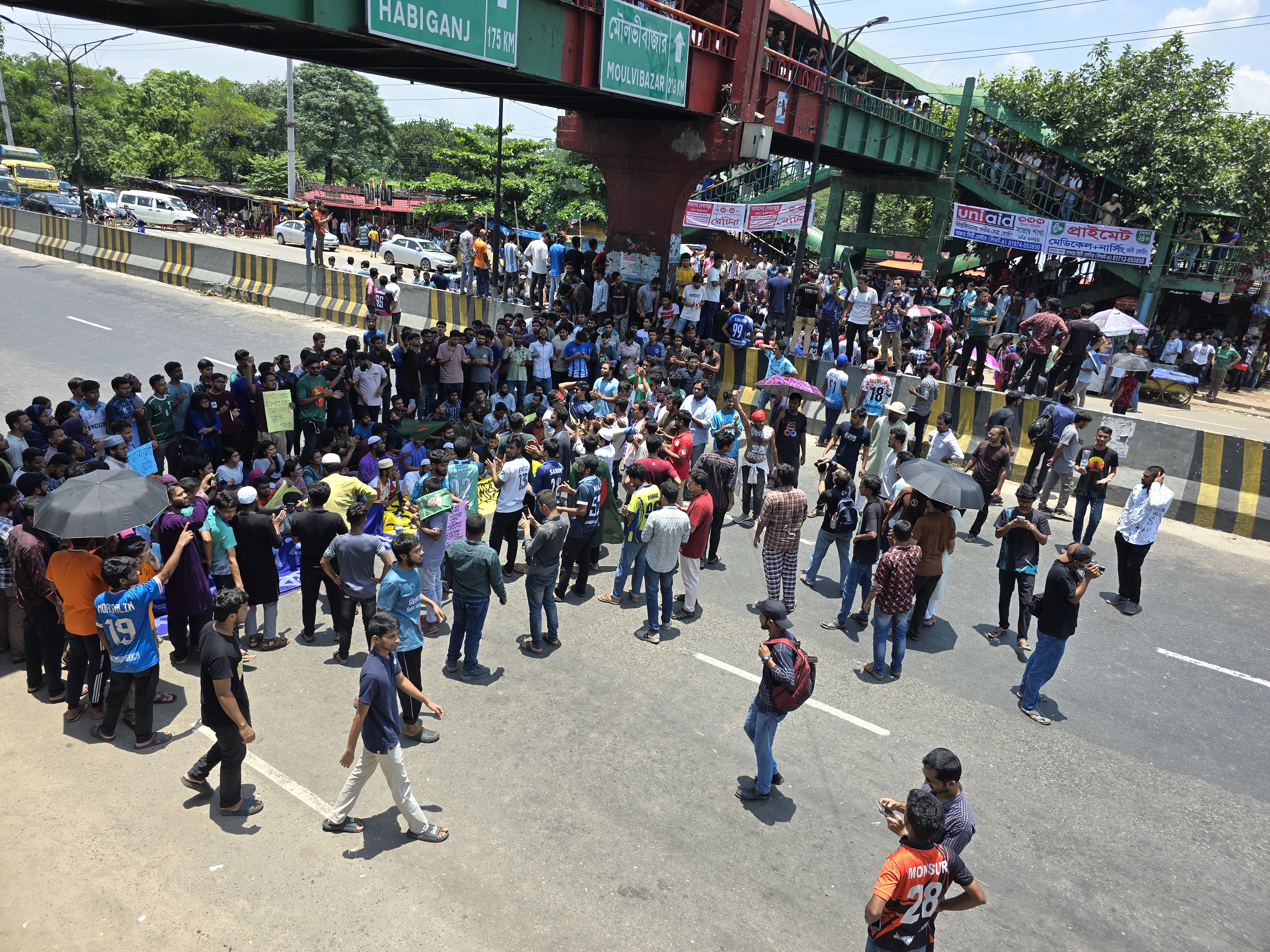 ঢাকা-আরিচা মহাসড়ক অবরোধ করেছে জাবি শিক্ষার্থীরা