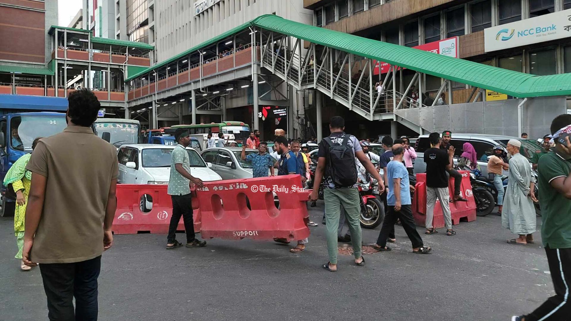 শাহবাগ ছাড়িয়ে কারওয়ান বাজারে ‘বাংলা ব্লকেড’