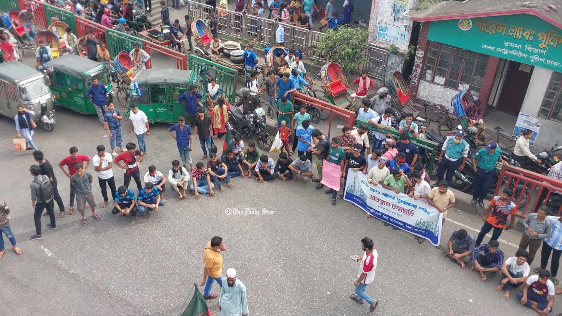 শাহবাগ-সায়েন্সল্যাব সড়কে ‘বাংলা ব্লকেড’