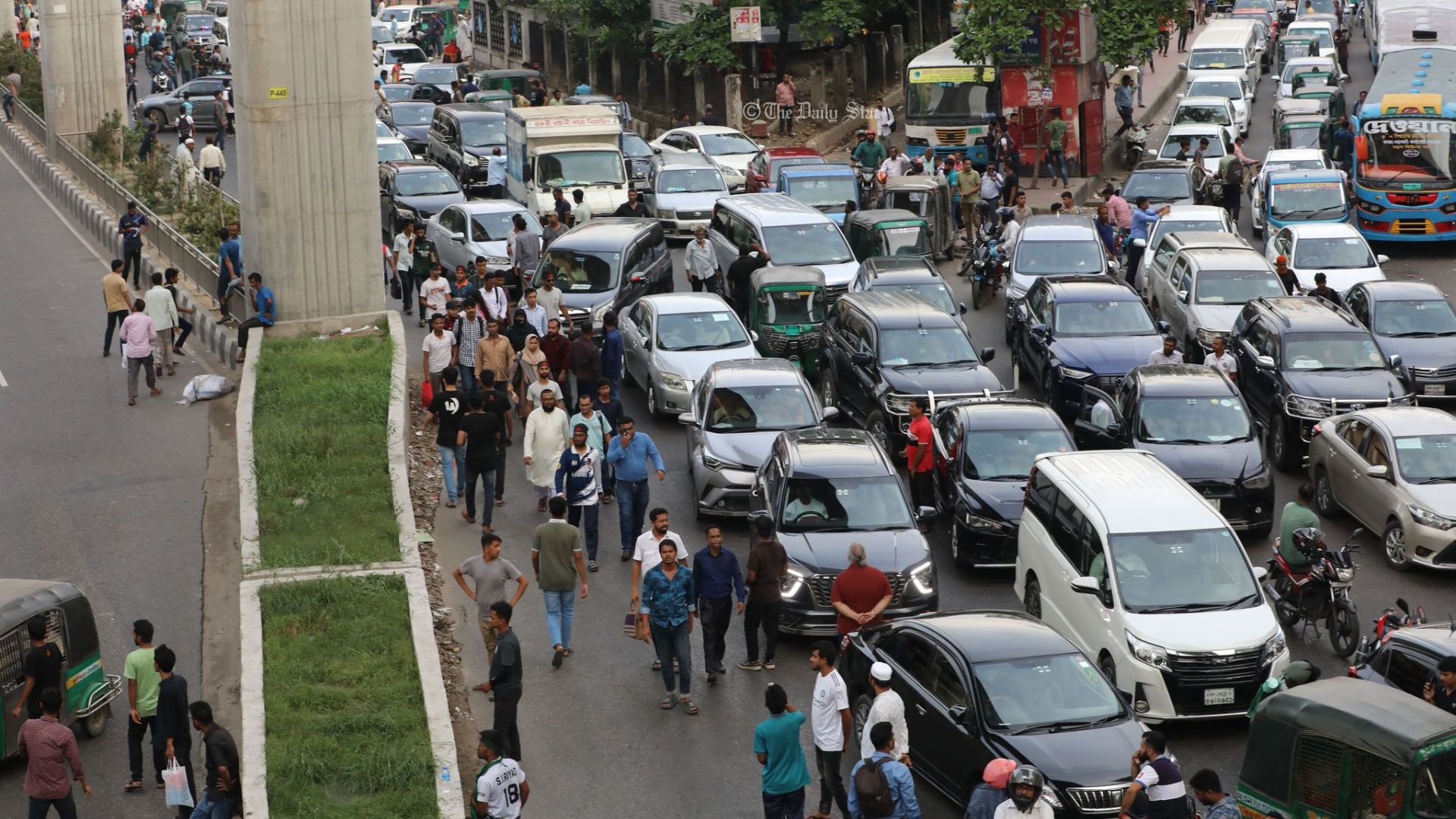 অবরোধে যানজট, ৩ ঘণ্টায় ধানমন্ডি থেকে শাহবাগ