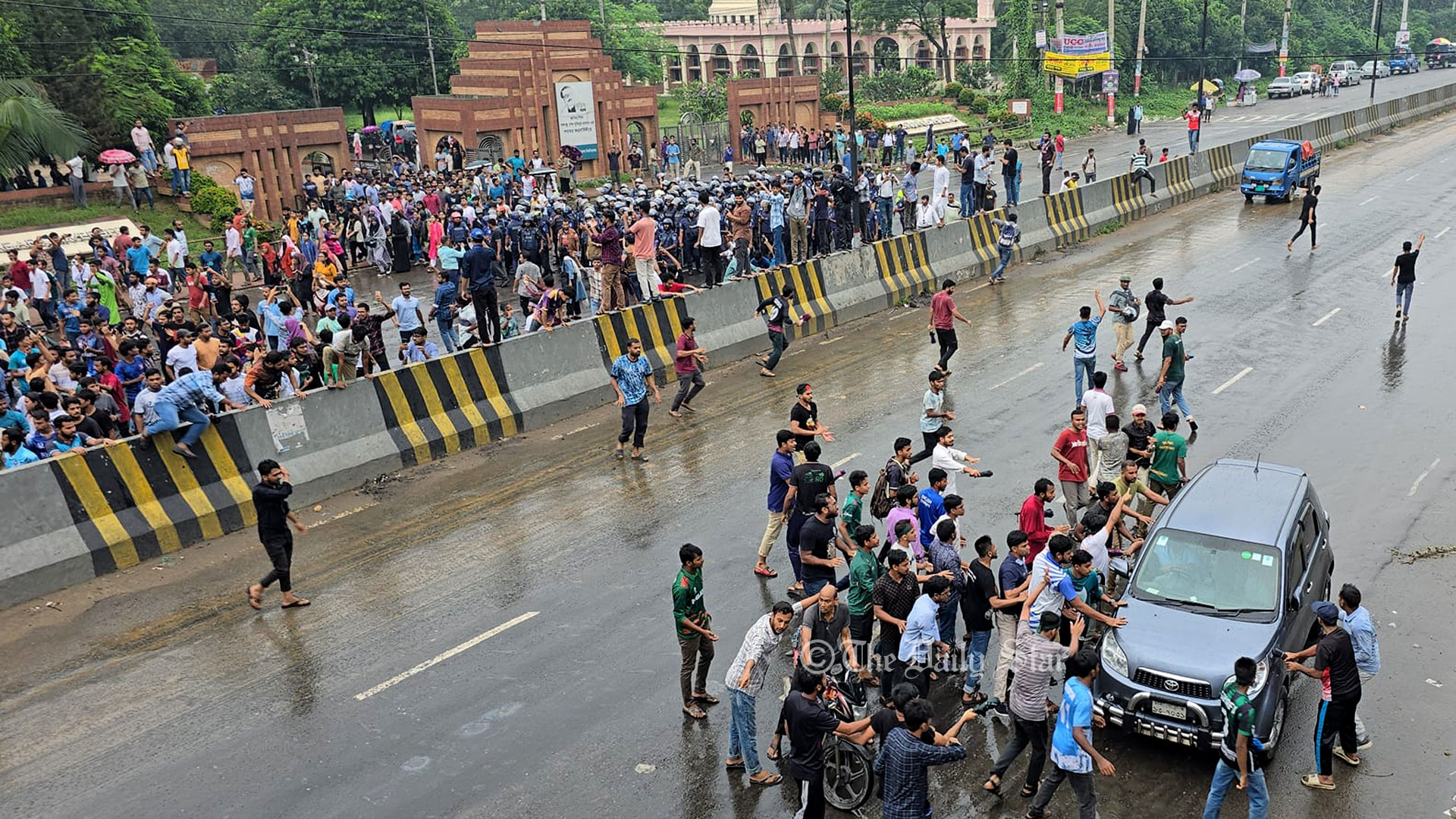 পুলিশের বাধা উপেক্ষা করে জাবি শিক্ষার্থীদের ঢাকা-আরিচা মহাসড়ক অবরোধ