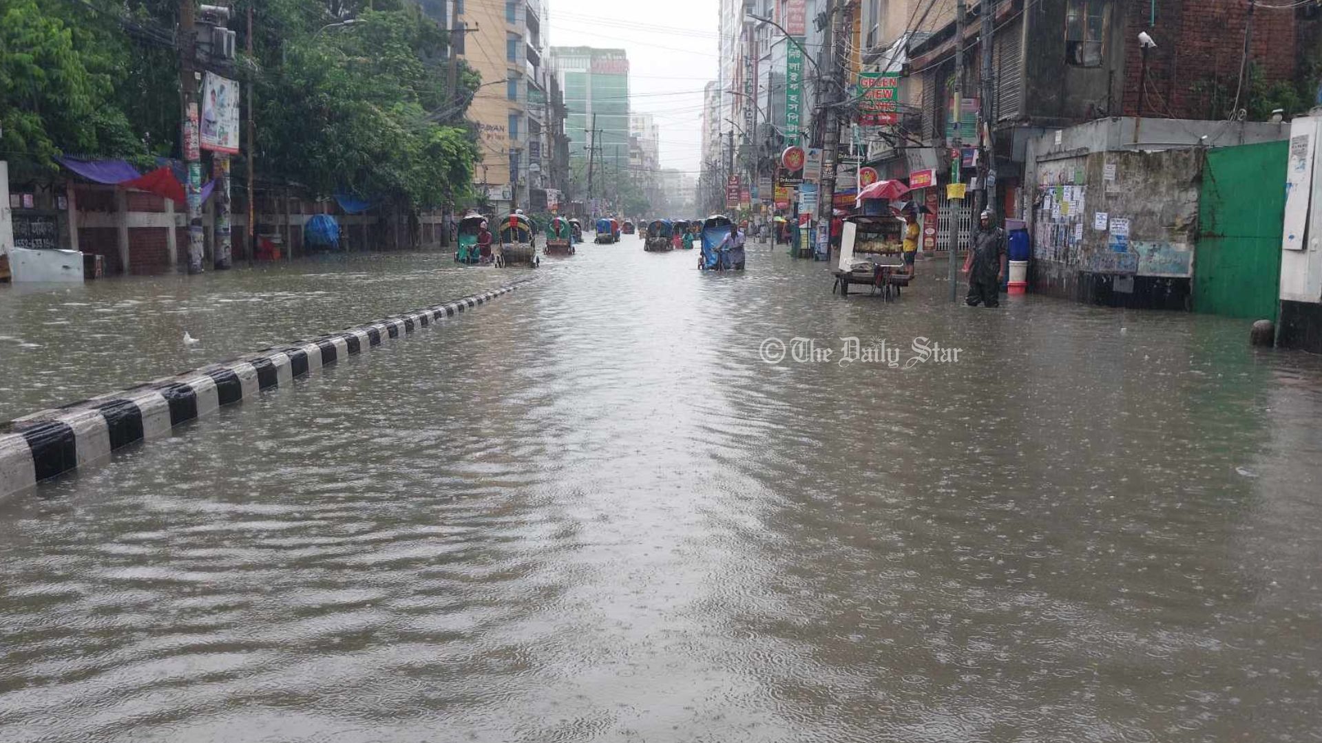 ভোর থেকে বৃষ্টি, ডুবেছে ঢাকার অধিকাংশ সড়ক
