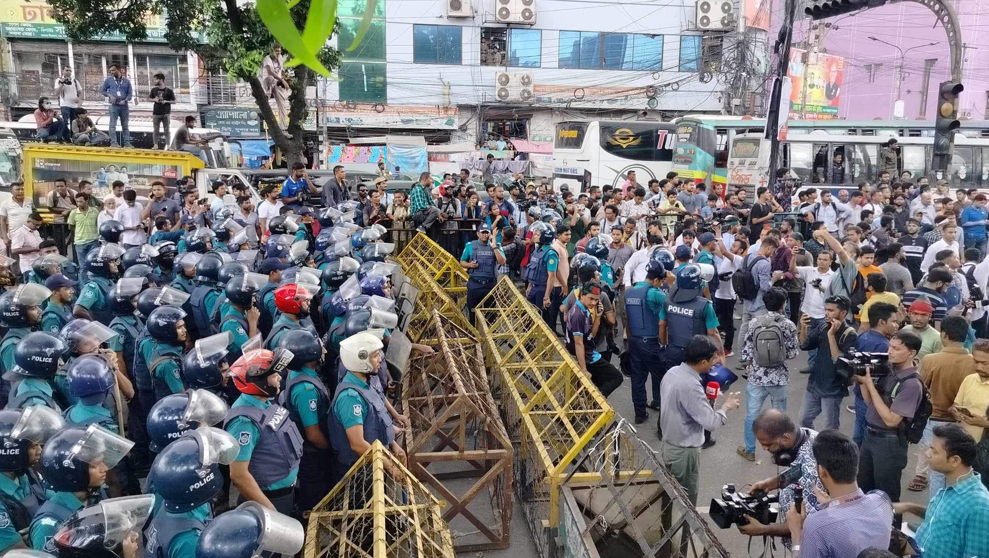 পুলিশের ব্যারিকেড সরিয়ে বঙ্গভবনের দিকে শিক্ষার্থীদের মিছিল
