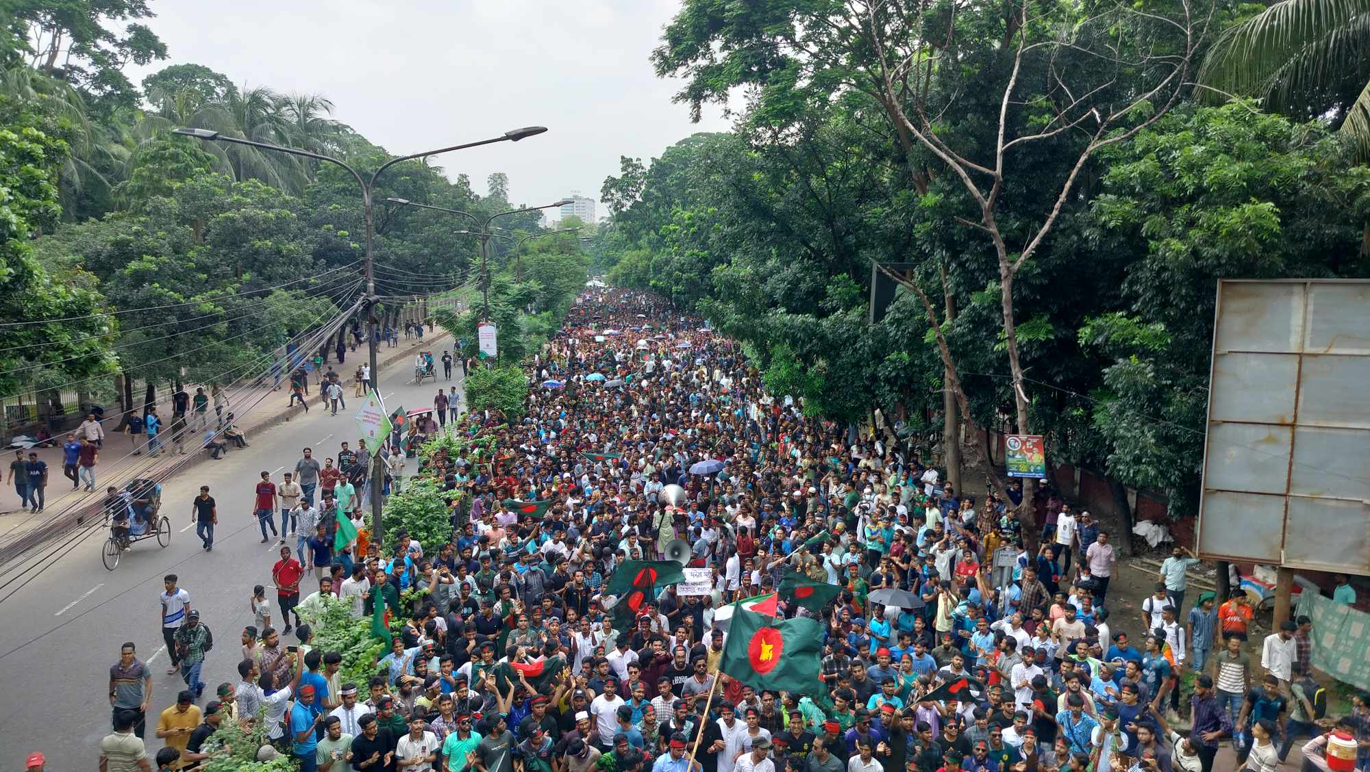 রাষ্ট্রপতির কাছে স্মারকলিপি: মিছিল নিয়ে বঙ্গভবনের পথে শিক্ষার্থীরা 