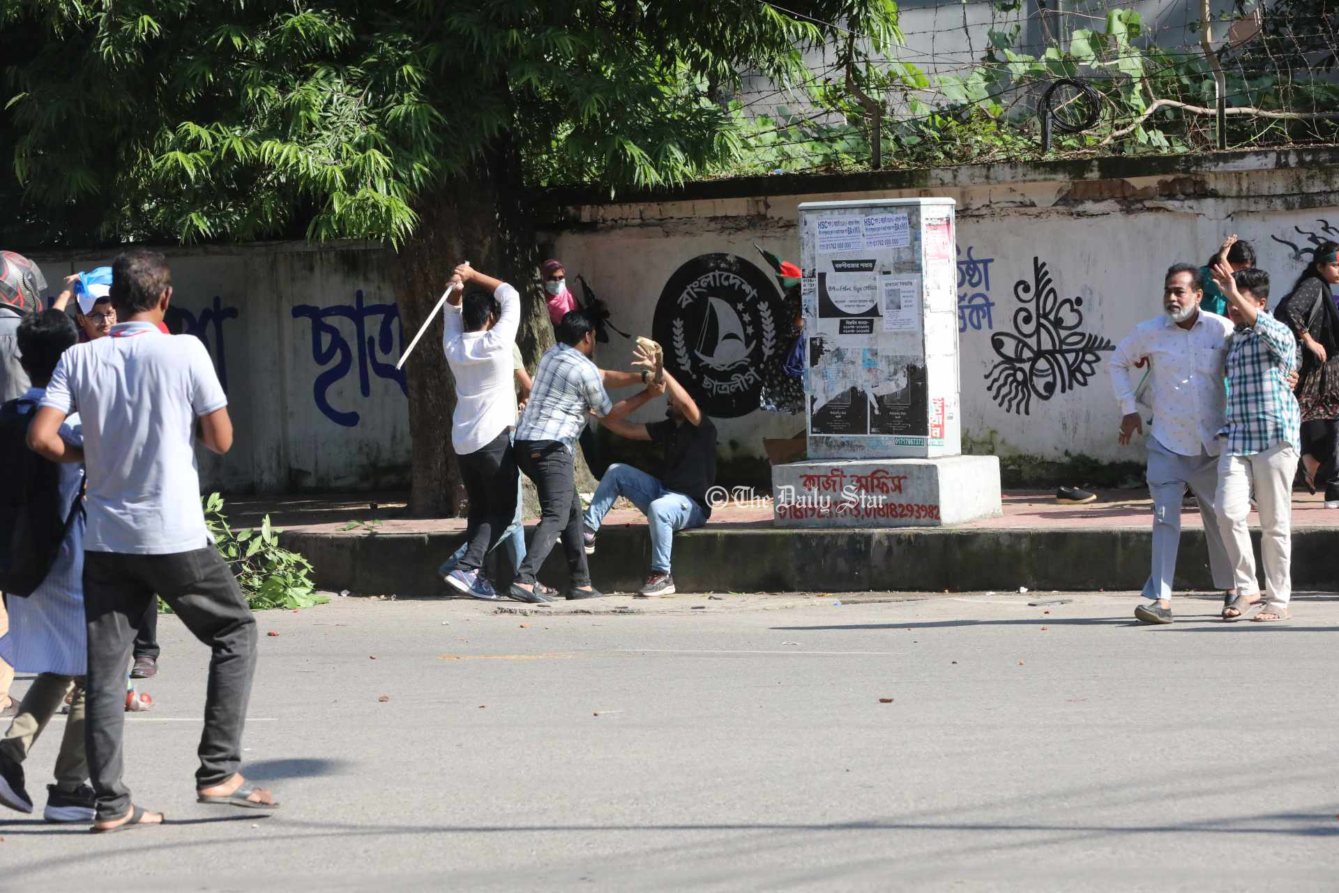 প্রবীর দাশের ক্যামেরায় ঢাবিতে ছাত্রলীগের হামলার চিত্র