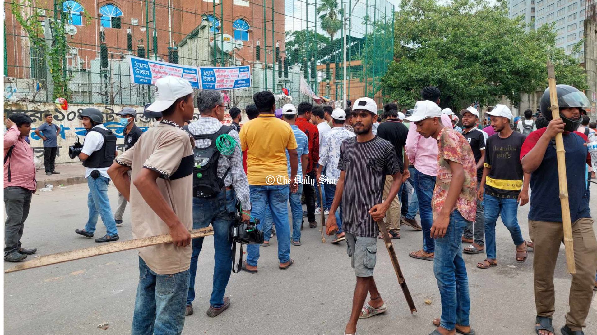 ঢাকা মেডিকেলে লাঠিসোটা নিয়ে ছাত্রলীগের শোডাউন, আবার হামলা
