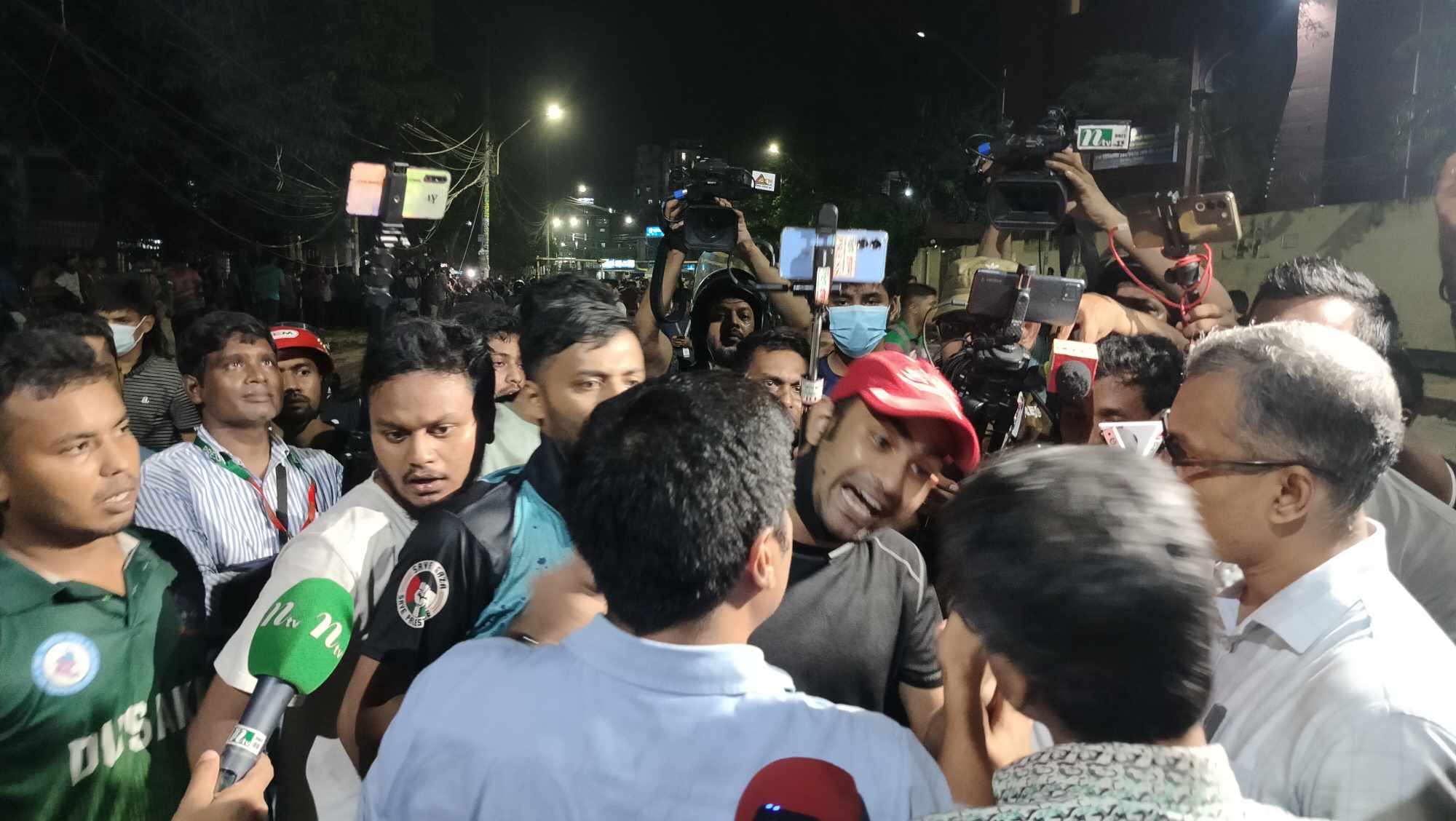 শহীদুল্লাহ হলে ৪ ঘণ্টা ধরে সংঘর্ষ, আন্দোলনকারীদের তোপের মুখে সহকারী প্রক্টর