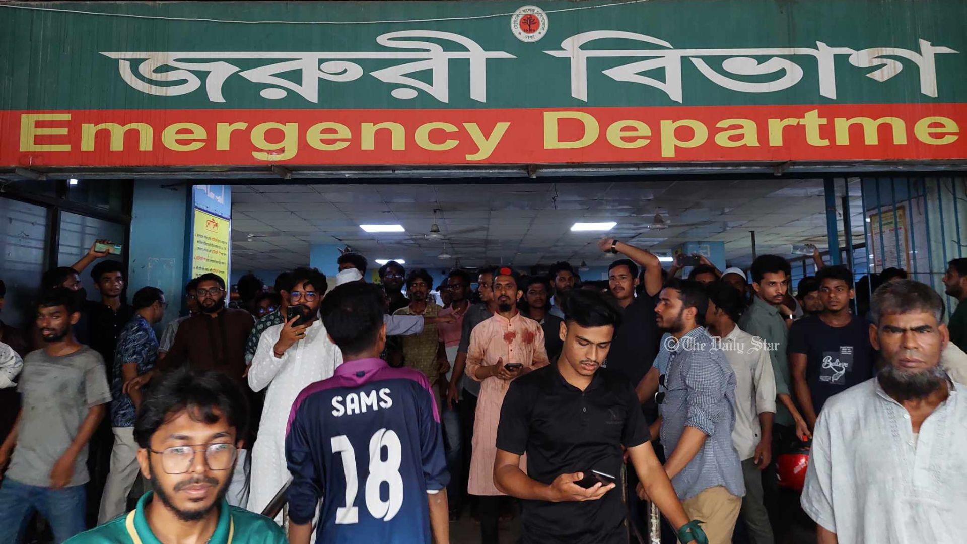 ঢামেকের জরুরি বিভাগে আড়াই ঘণ্টায় চিকিৎসা নিয়েছেন ১৫৫ জন