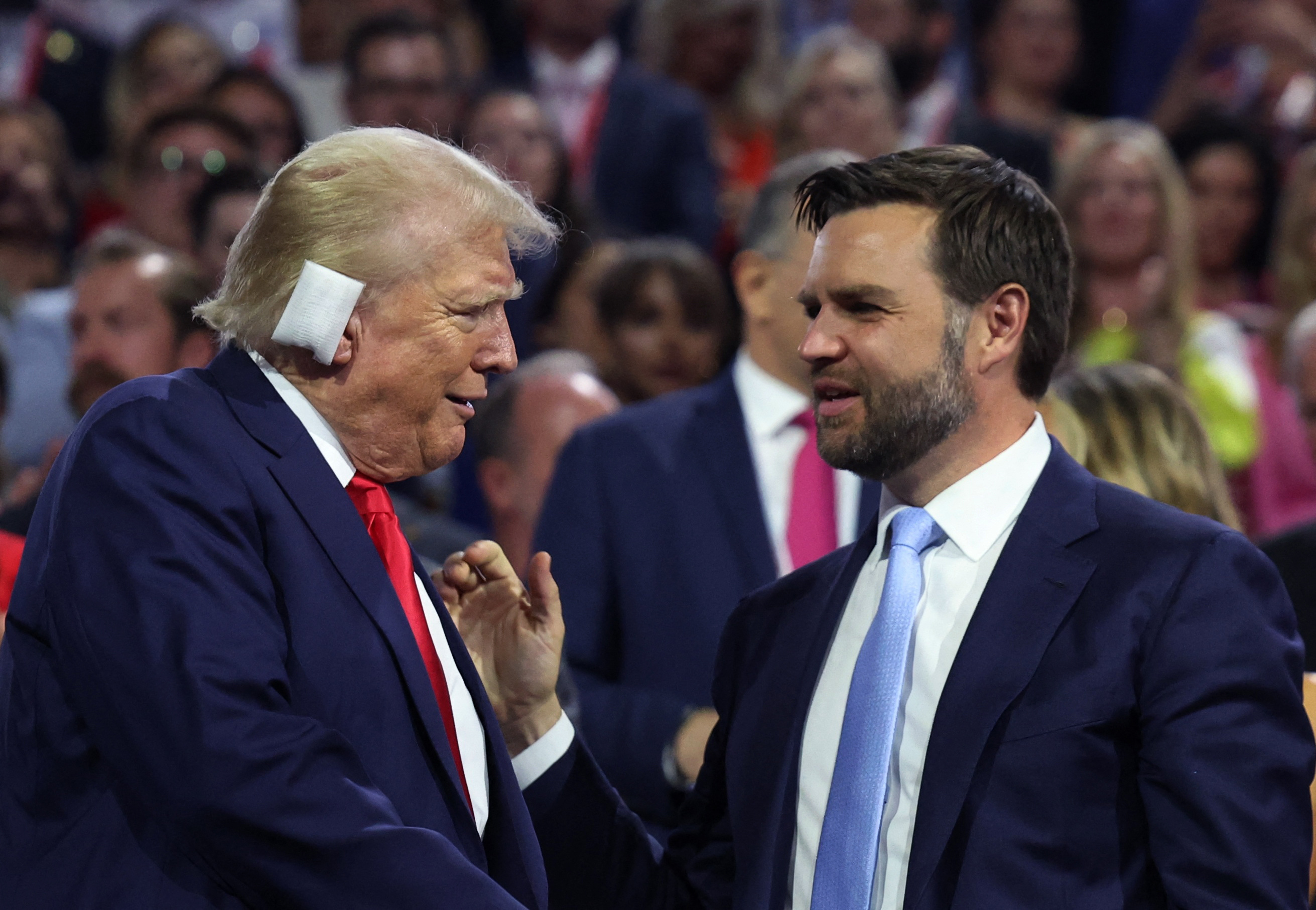 কানে ব্যান্ডেজ নিয়ে রিপাবলিকান কনভেনশনে ট্রাম্প, ঘোষণা করলেন ভাইস প্রেসিডেন্ট প্রার্থীর নাম