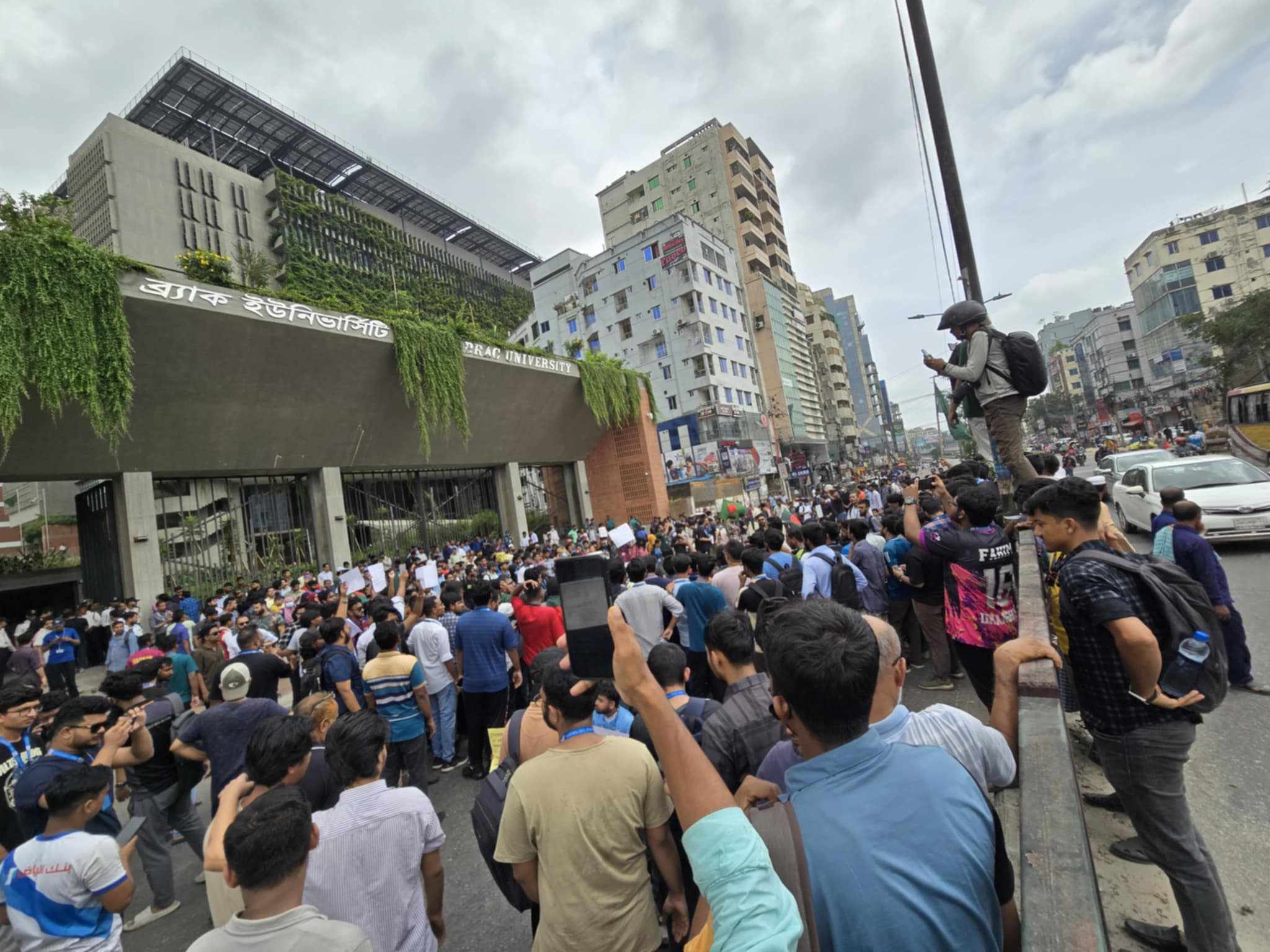 বাড্ডায় সড়ক অবরোধ করেছেন ব্র্যাক বিশ্ববিদ্যালয়ের শিক্ষার্থীরা