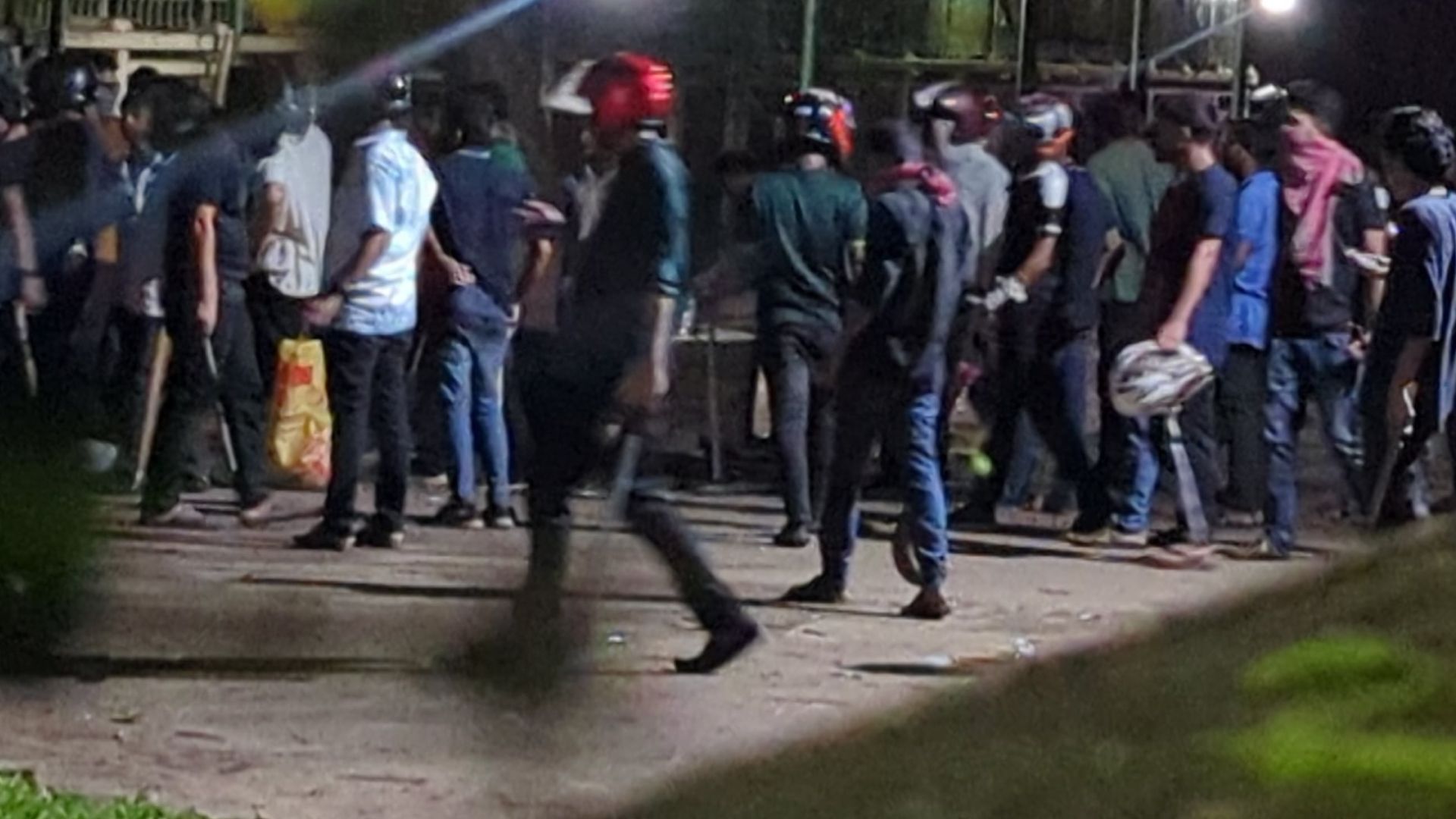 জাবিতে মধ্যরাতে ছাত্রলীগ-পুলিশের হামলায় শতাধিক শিক্ষার্থী আহত, শিক্ষক ও ৪ সাংবাদিক গুলিবিদ্ধ