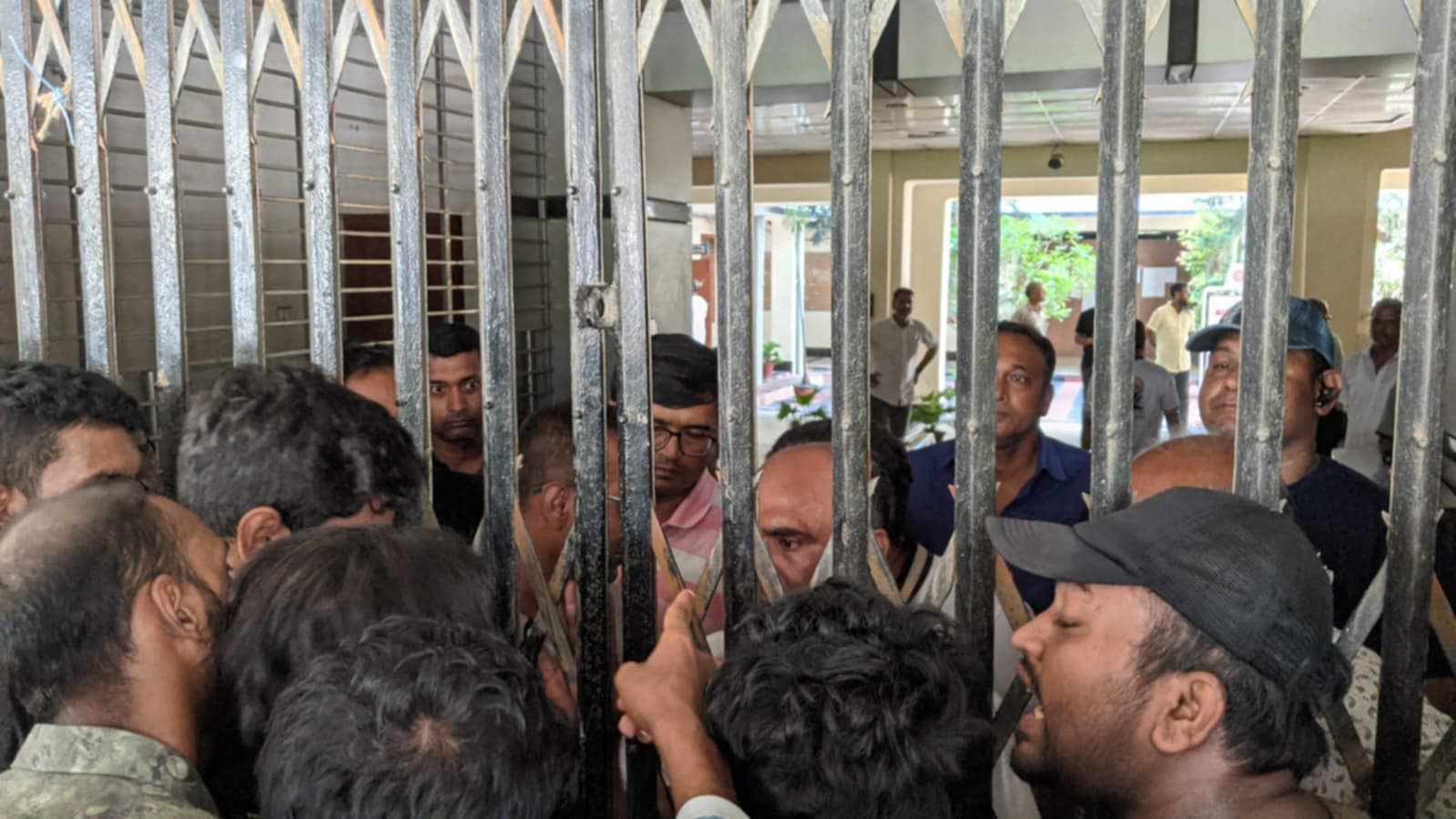 রাবি উপাচার্য অবরুদ্ধ