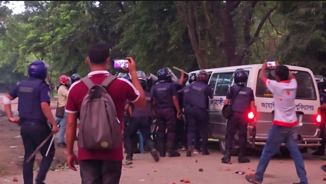 মারধরের ছবি তোলায় জাবি প্রথম আলো প্রতিনিধিকে পেটাল পুলিশ