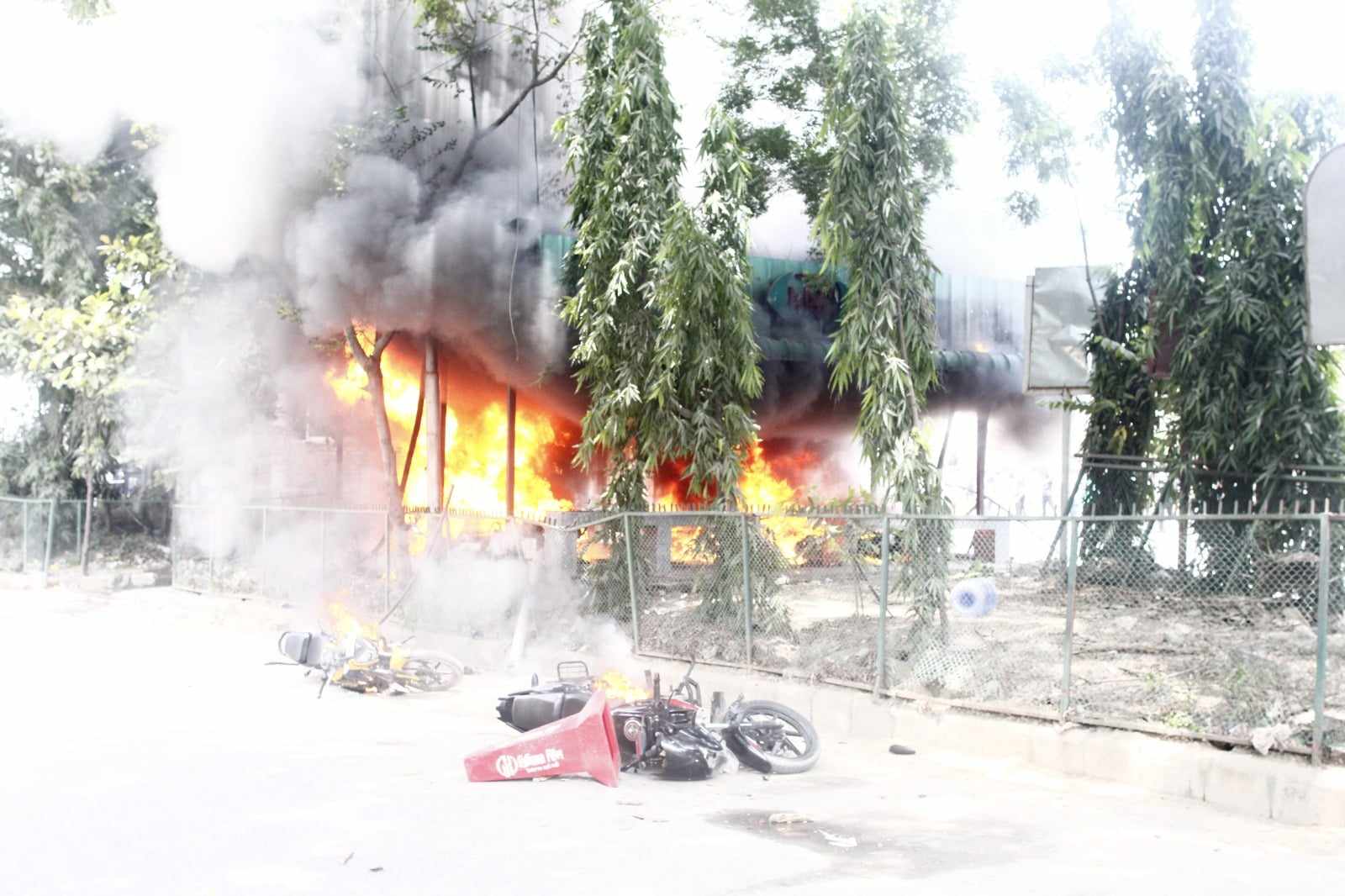 রামপুরায় পুলিশ বক্স ও অন্তত ১২ মোটরসাইকেলে আগুন