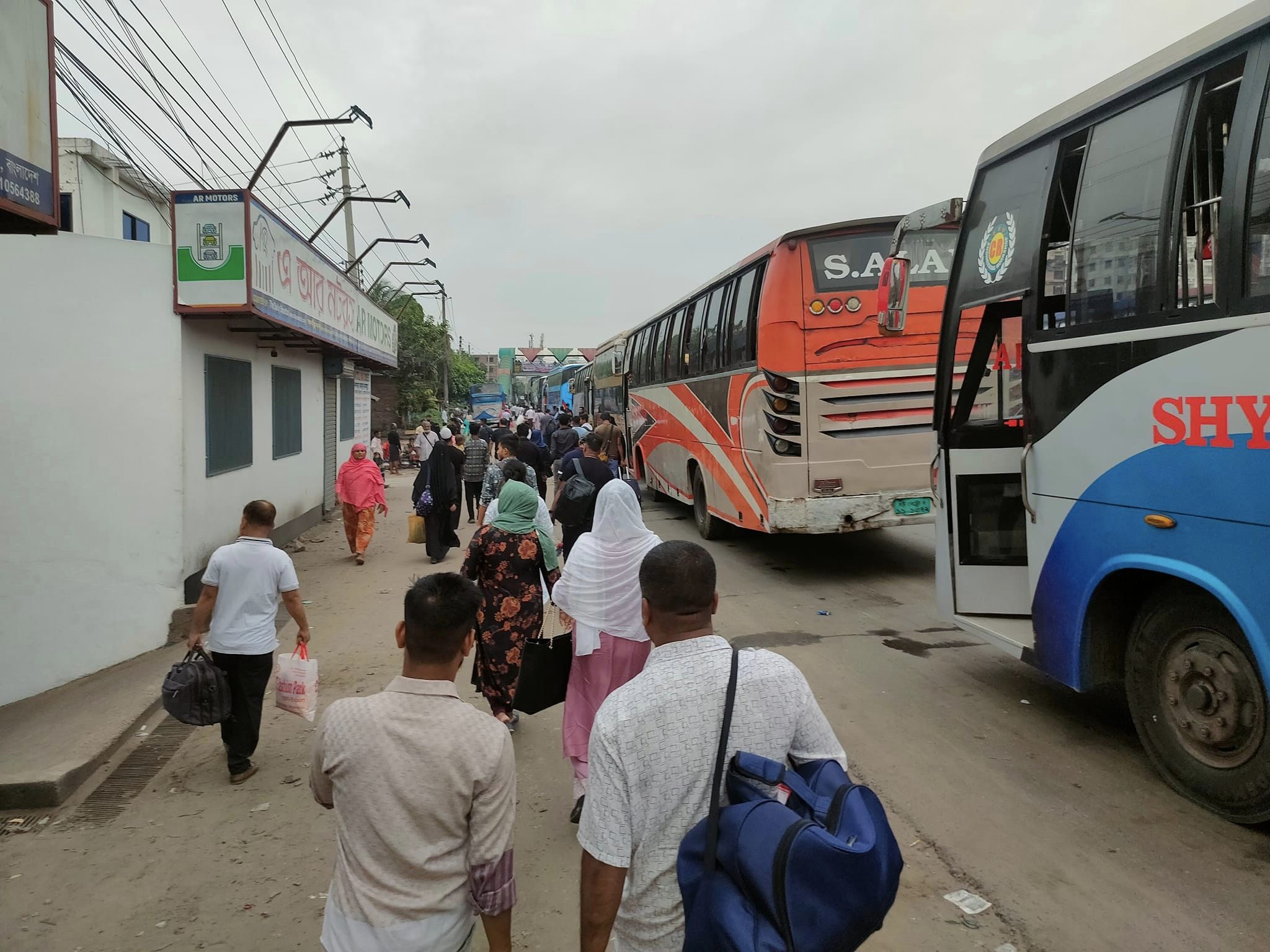 ‘কমপ্লিট শাটডাউন’: রায়েরবাগ-শনিরআখড়ায় অবরোধ, যান চলাচল বন্ধ