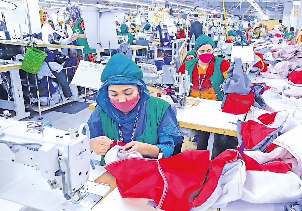৪ দিন পর খুলেছে পোশাক কারখানা