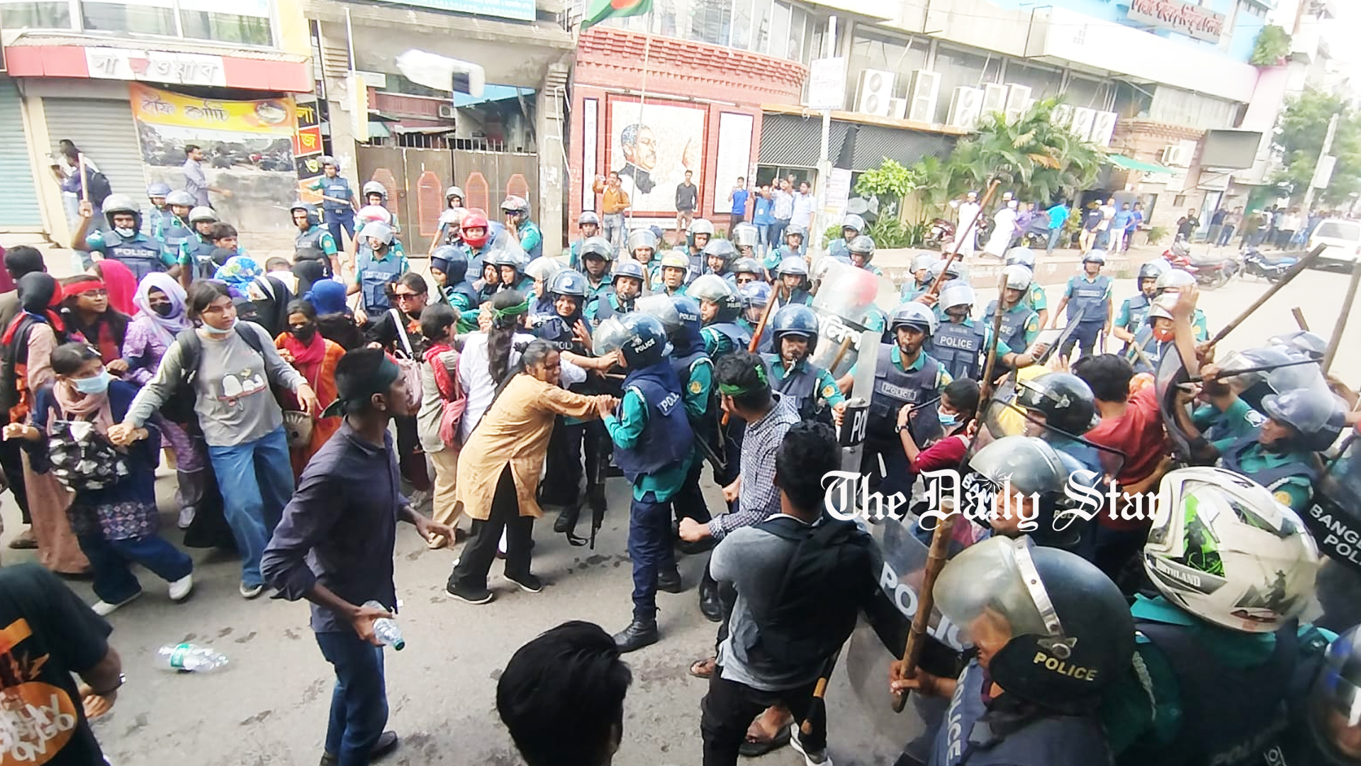 খুলনায় বিক্ষোভকারীদের পুলিশের বাধা, সংঘর্ষ