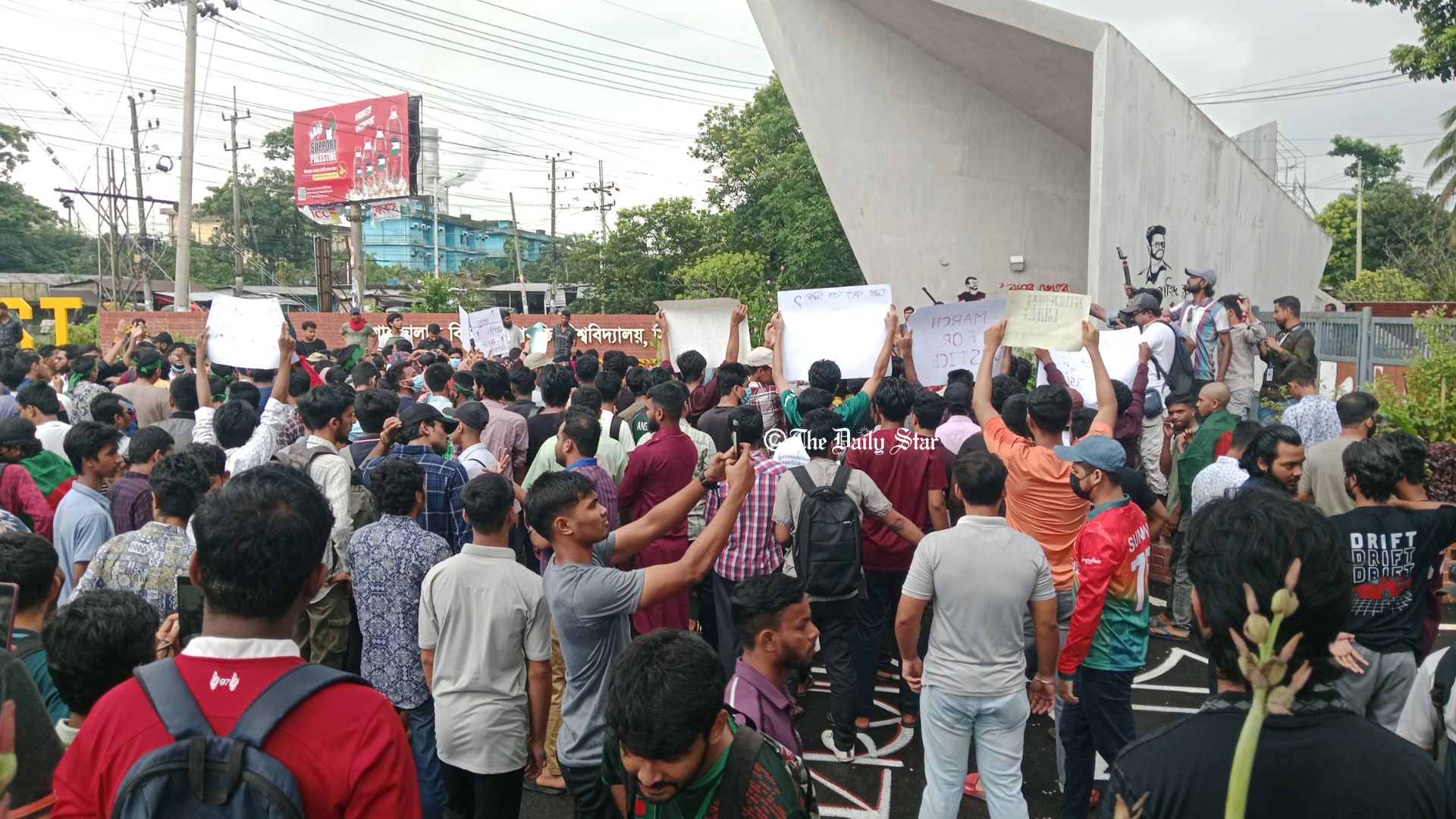 শাবিপ্রবির প্রধান ফটকে বিক্ষোভকারীরা