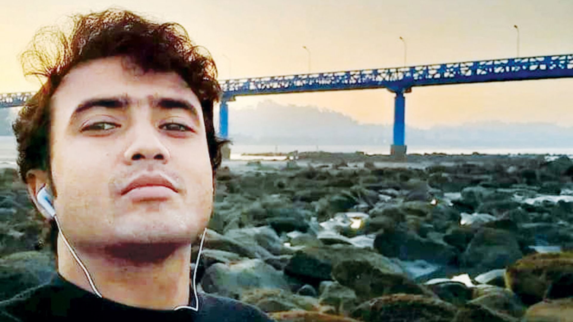 ‘বাবা কেন আমায় ফোন করছে না?’