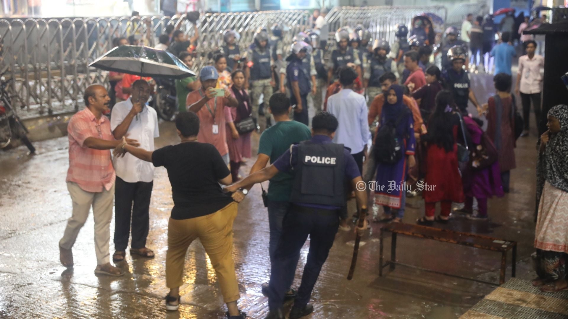 নিহতদের স্মরণে শিক্ষার্থীদের মোমশিখা প্রজ্বালন কর্মসূচিতে পুলিশের বাধা, লাঠিপেটা