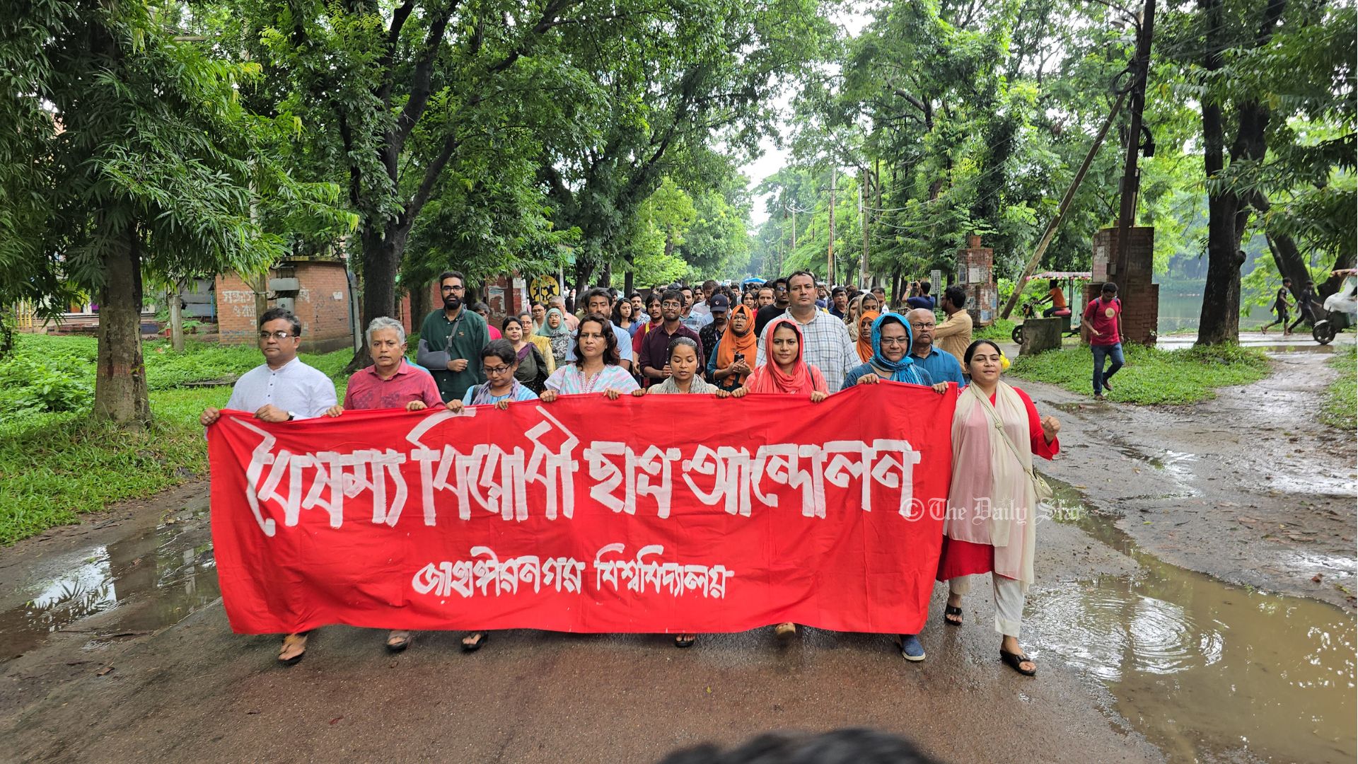 ‘ছাত্রকে বাঁচাতে গিয়ে শিক্ষকদের ধাক্কা দিয়ে ফেলে দেওয়া হয়েছে, আমরা তীব্র নিন্দা জানাই’