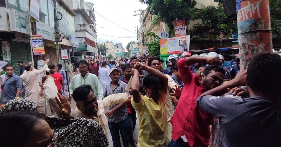 নরসিংদীতে শিক্ষার্থীদের গণমিছিলে ওপর ছাত্রলীগ-যুবলীগের হামলা, আহত অন্তত ১২