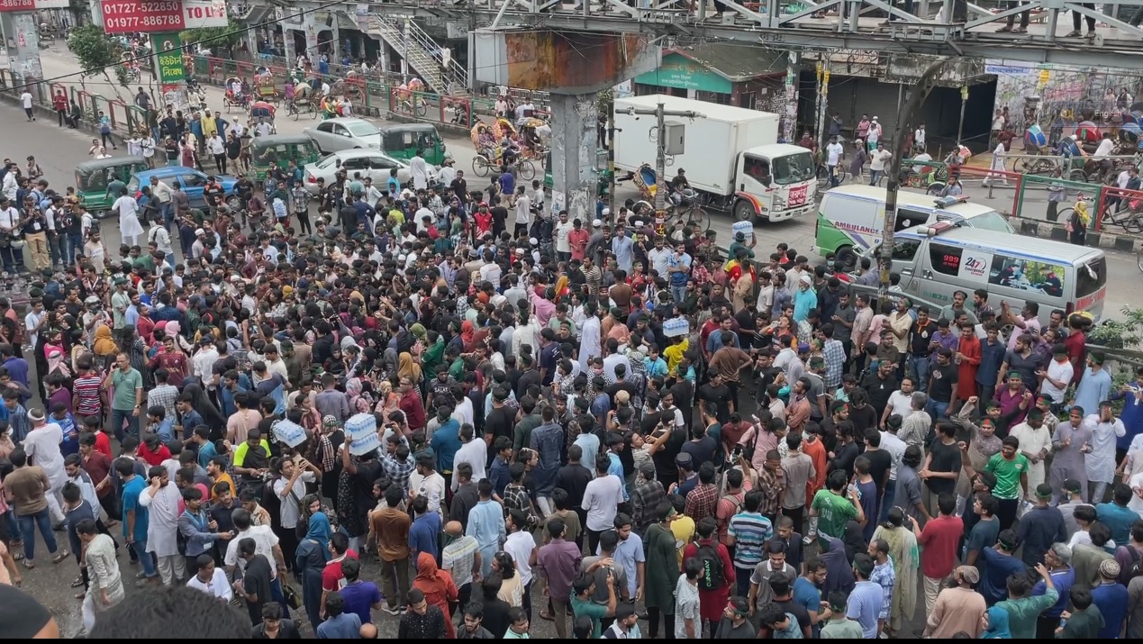 সায়েন্স ল্যাব মোড়ে বিক্ষোভ, কিছু সময় বন্ধ ছিল যান চলাচল
