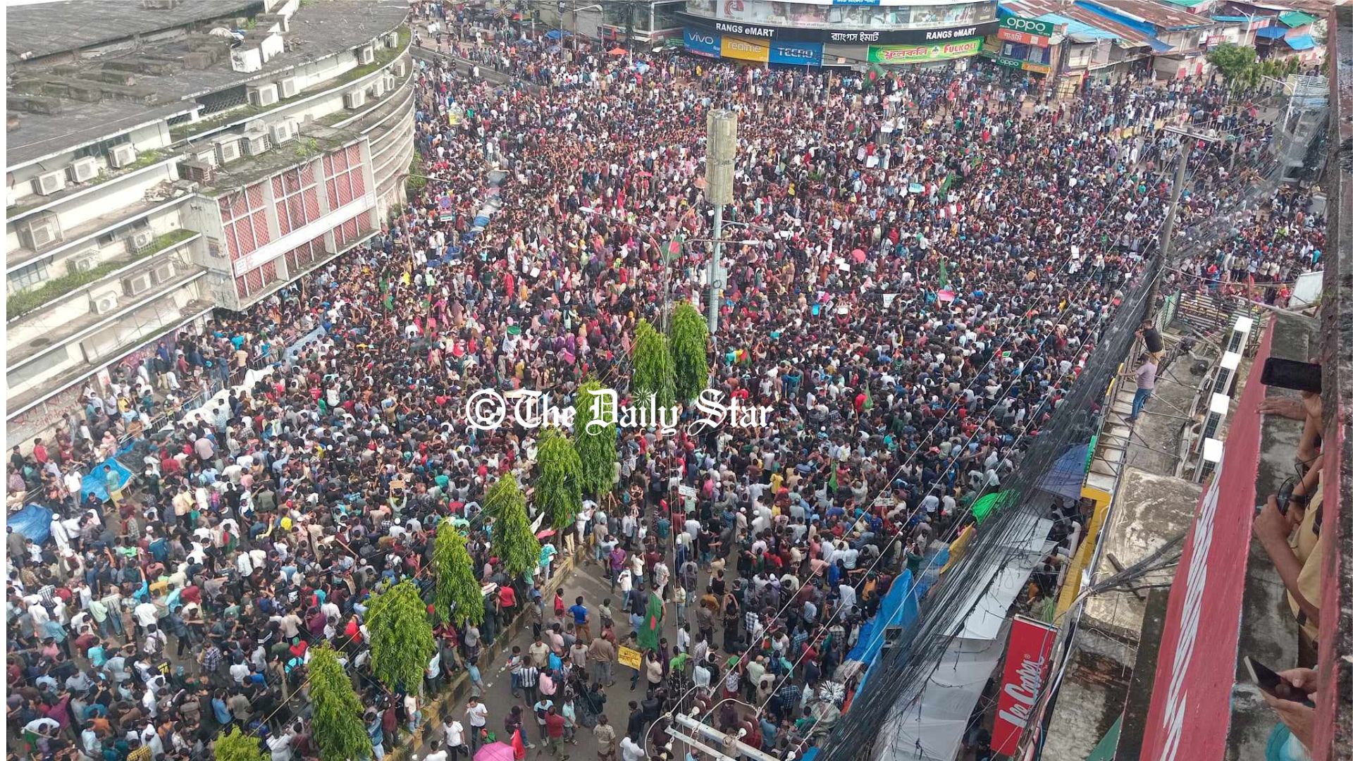 চট্টগ্রামের নিউমার্কেট মোড়ে ছাত্র-জনতার সমাবেশ