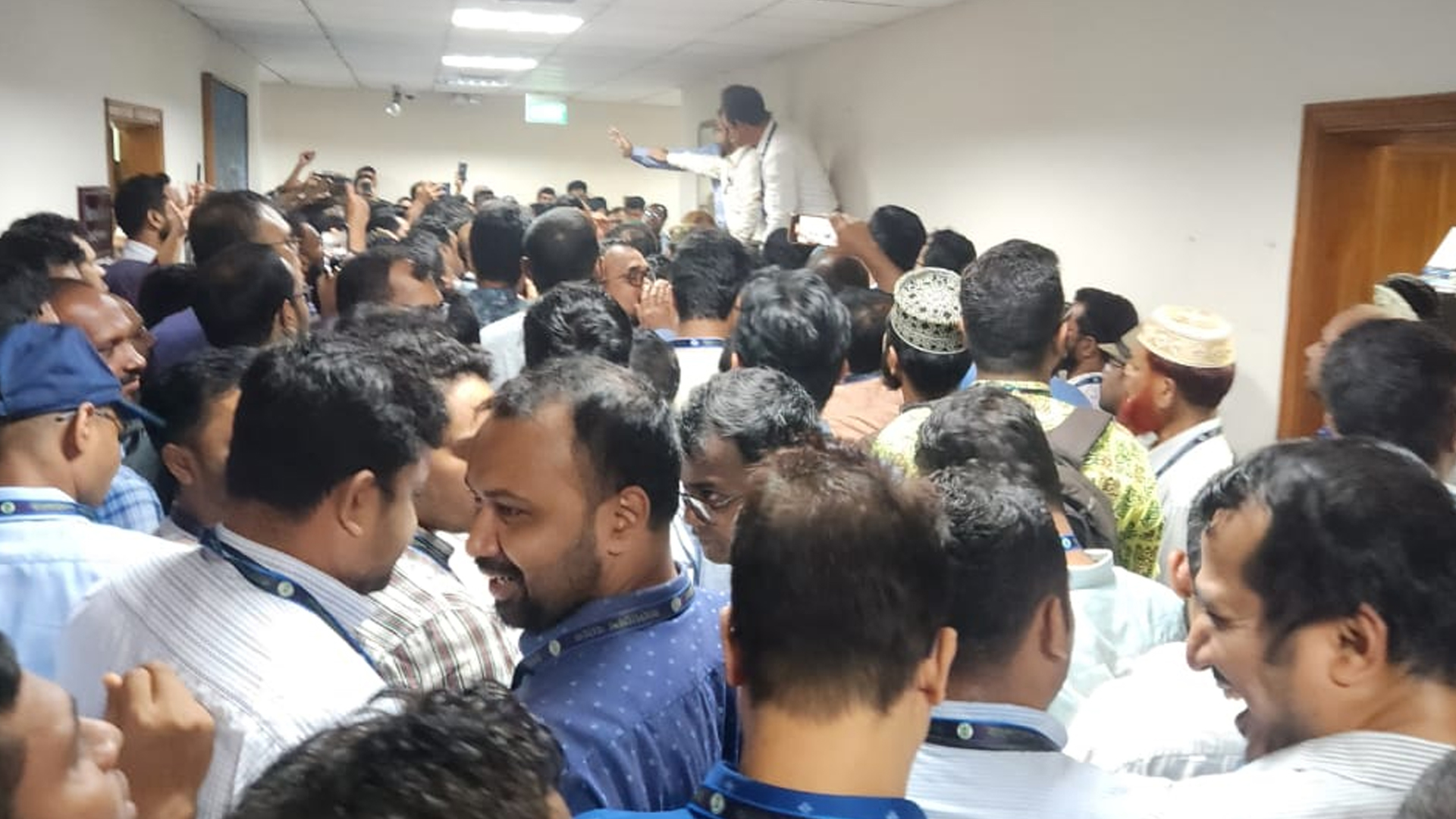 বাংলাদেশ ব্যাংকের ডেপুটি গভর্নর ছাইদুরকে পদত্যাগে বাধ্য করলেন বিক্ষুব্ধ কর্মকর্তারা