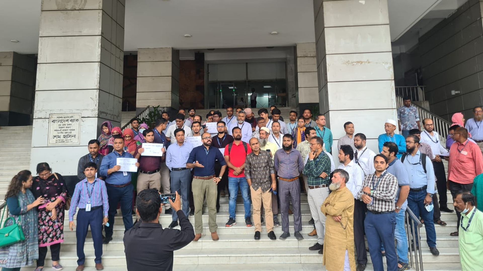 বিক্ষোভের মুখে অফিস ছাড়েন বাংলাদেশ ব্যাংকের ডেপুটি গভর্নররা