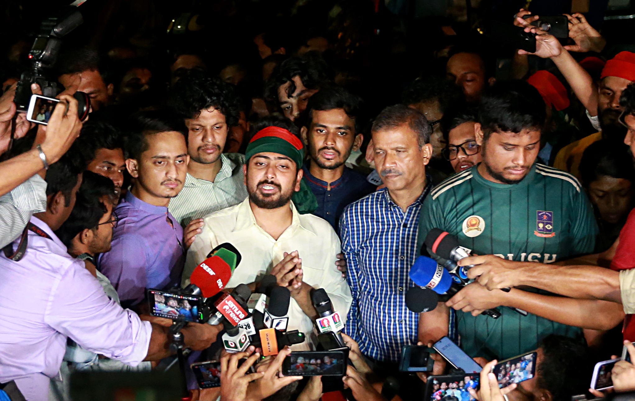 ২৪ ঘণ্টার মধ্যে অন্তর্বর্তীকালীন সরকার চূড়ান্ত হবে: বঙ্গভবনে বৈঠক শেষে নাহিদ