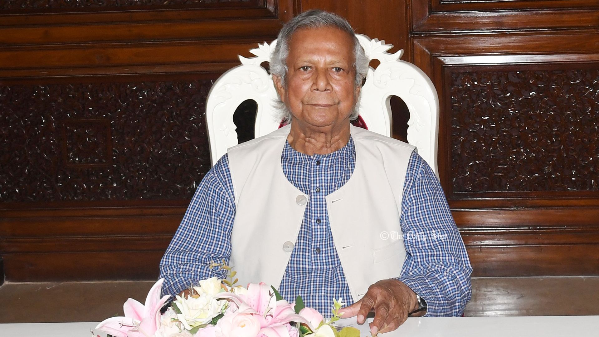 বিদেশি কূটনীতিকদের ব্রিফ করছেন ড. ইউনূস