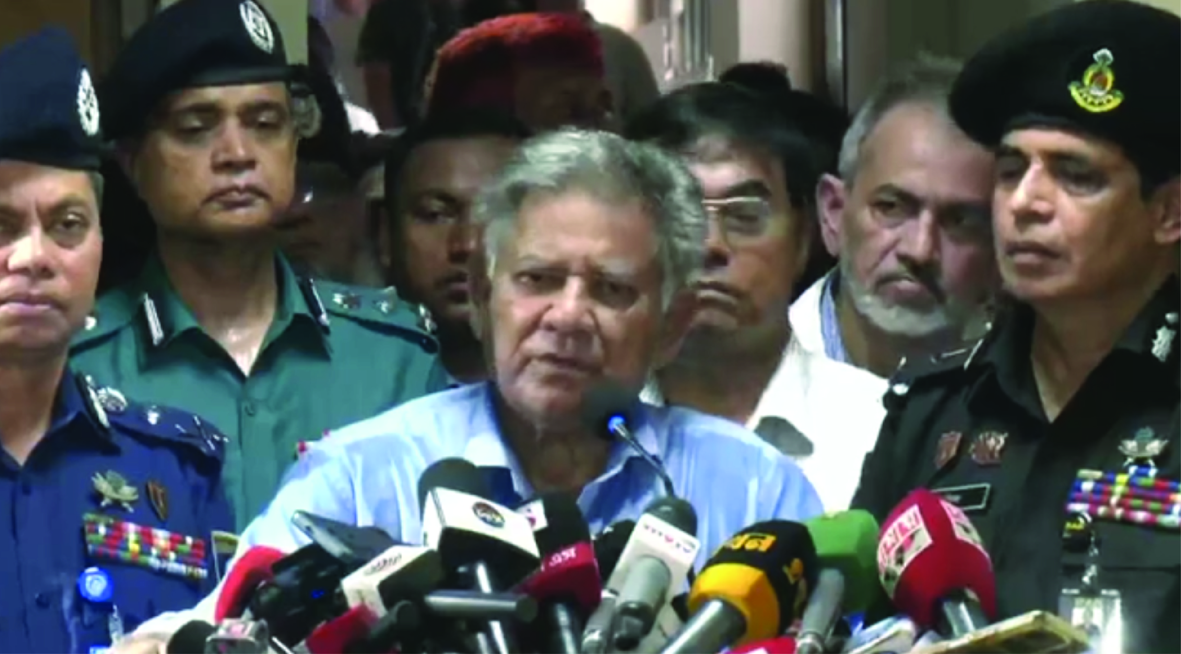 পুলিশের দাবি পূরণের প্রতিশ্রুতি দিয়ে থানায় ফেরার আহ্বান স্বরাষ্ট্র উপদেষ্টার