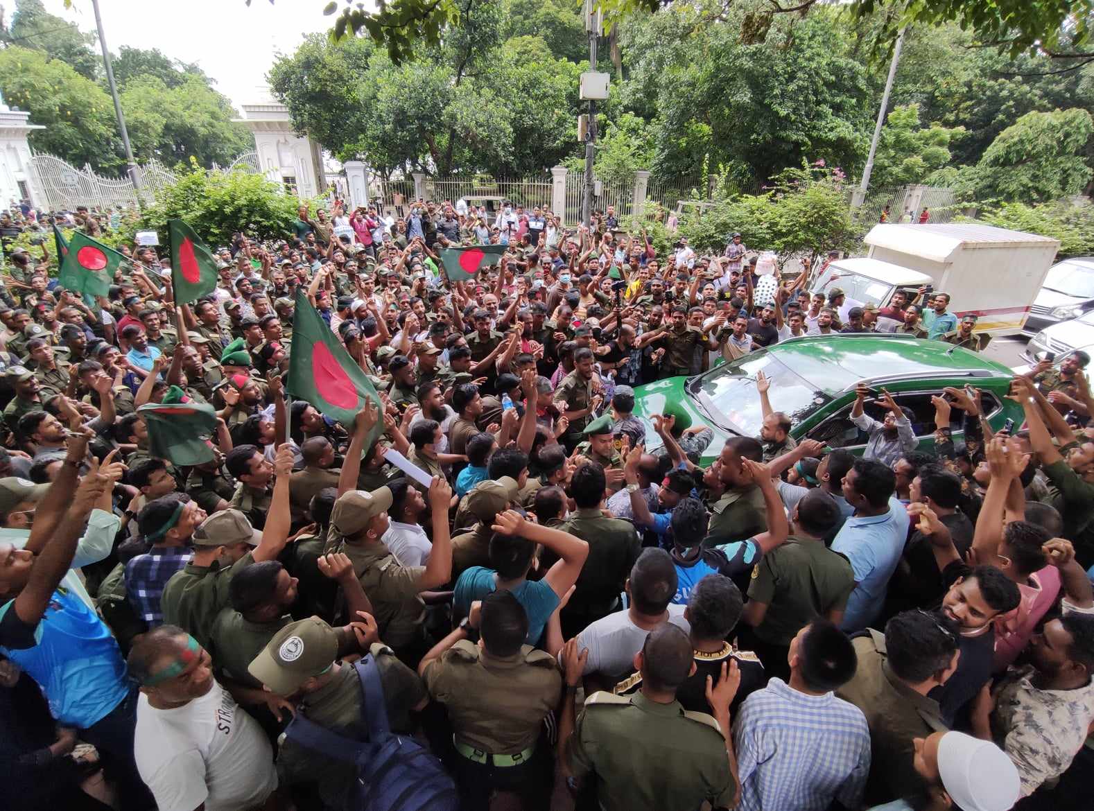 চাকরি স্থায়ীকরণের দাবিতে সুপ্রিম কোর্টের সামনে আনসার সদস্যদের বিক্ষোভ