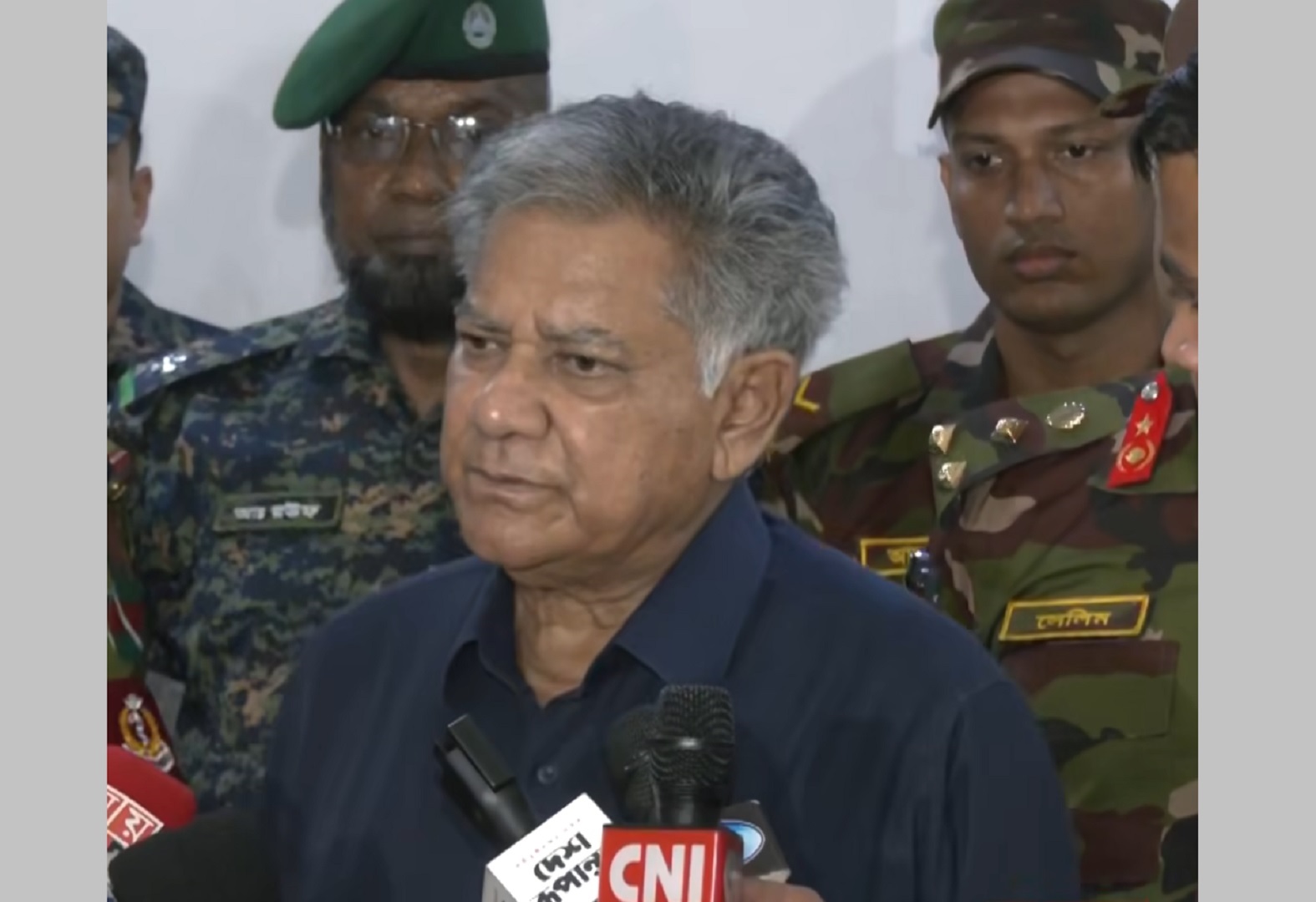 অবৈধ অস্ত্র ৭ দিনের মধ্যে থানায় ফেরত দিতে বললেন স্বরাষ্ট্র উপদেষ্টা