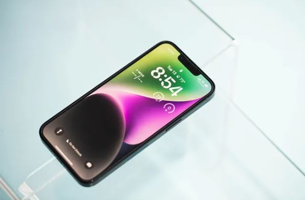 বাজারে আসছে সাশ্রয়ী আইফোন এসই, থাকতে পারে এআই ফিচার