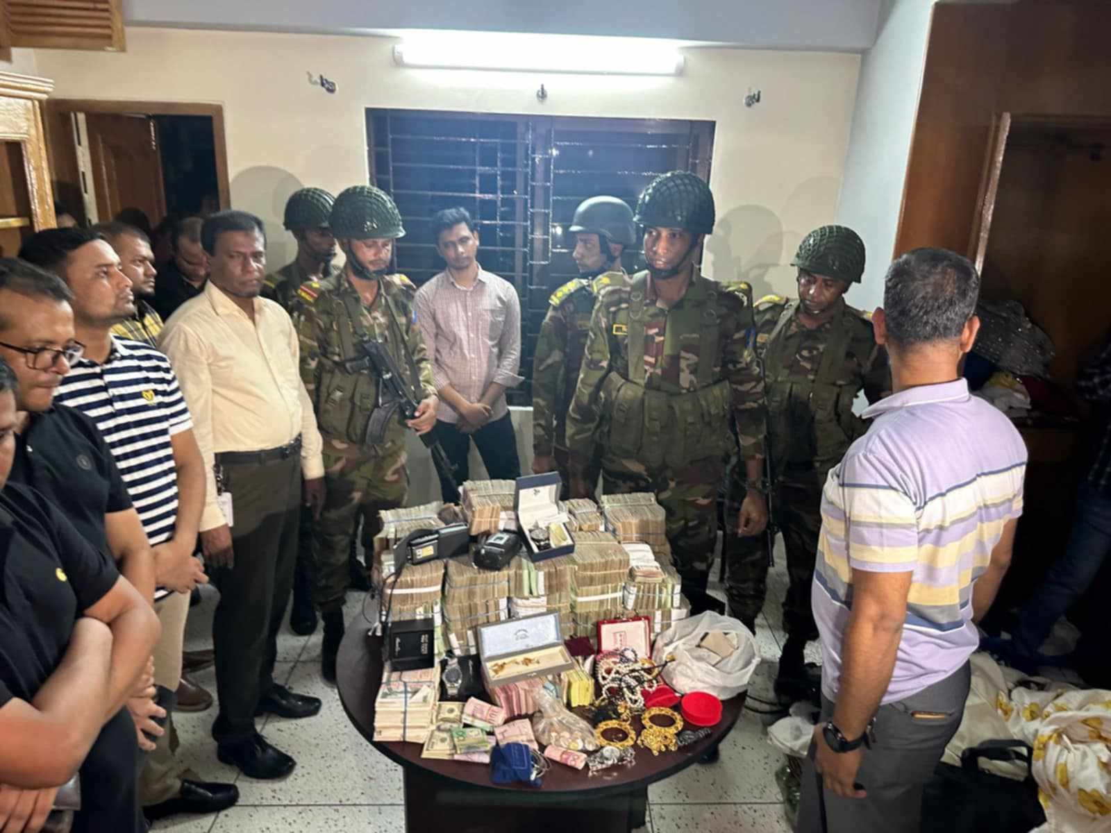 সাবেক জ্যেষ্ঠ সচিব শাহ কামালের বাসায় অভিযান, ৩ কোটি টাকা জব্দ