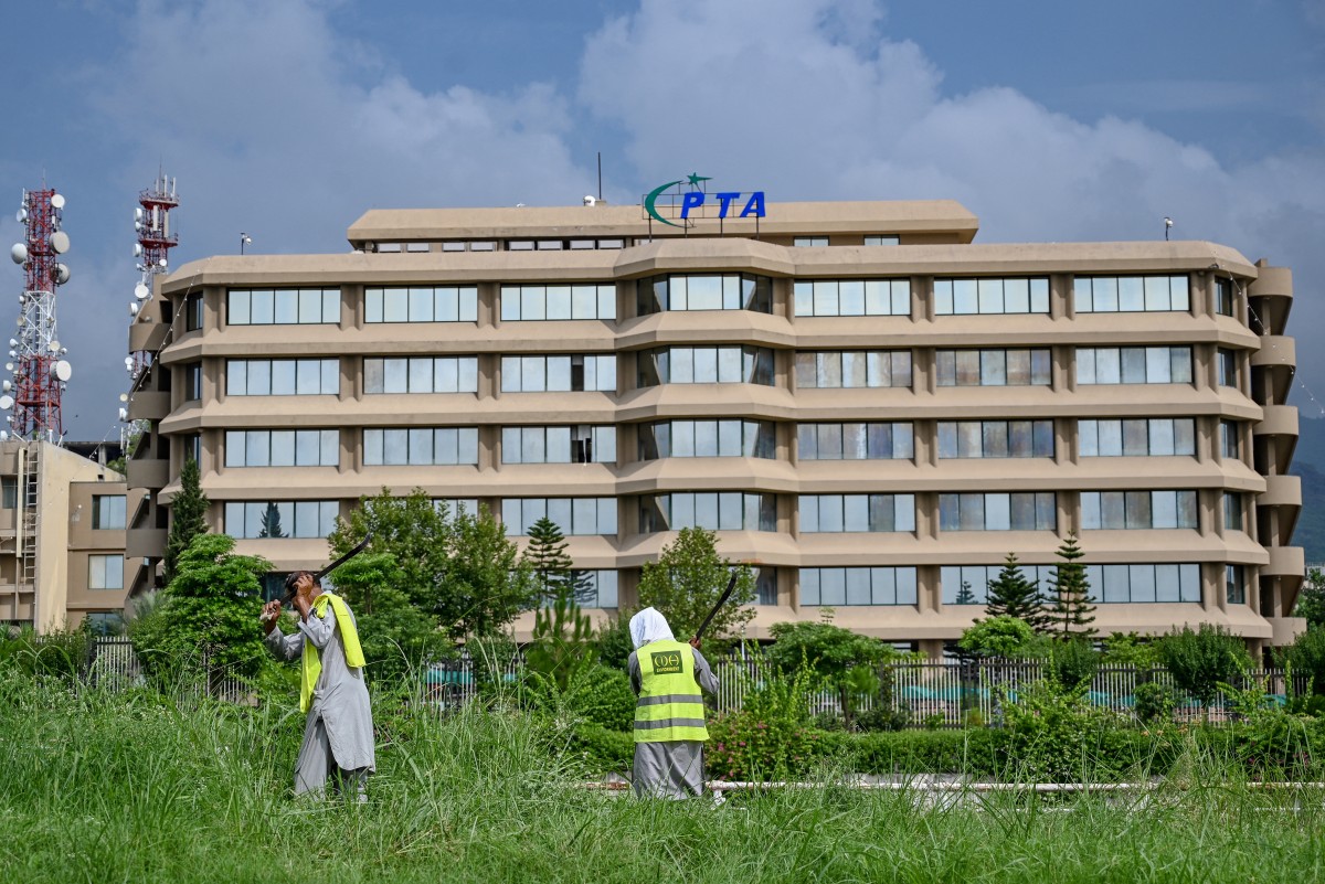 পাকিস্তানে নজরদারি বাড়াতে ইন্টারনেটে ধীরগতি, ব্যবসায় ধসের আশঙ্কা