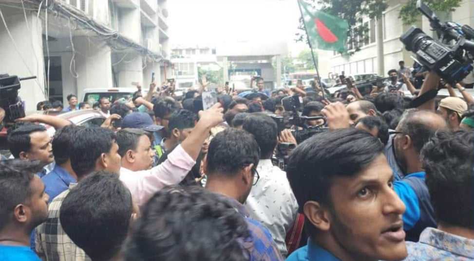 সচিবালয়ে ঢুকে এইচএসসি পরীক্ষার্থীদের বিক্ষোভ