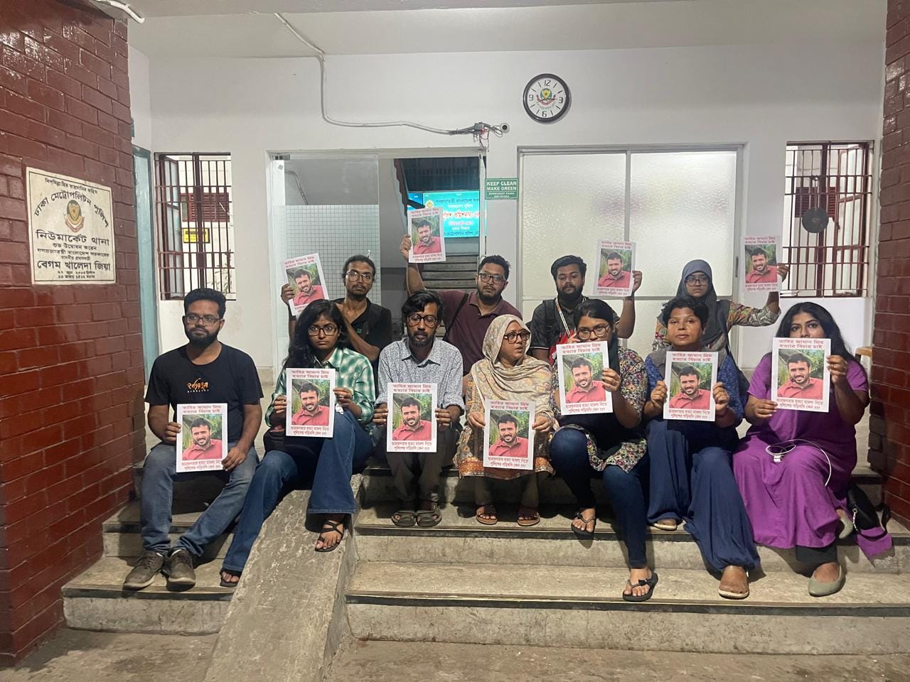 প্রিয় হত্যা মামলা নথিভুক্ত করছে না পুলিশ, ১১ ঘণ্টা ধরে নিউমার্কেট থানায় পরিবার