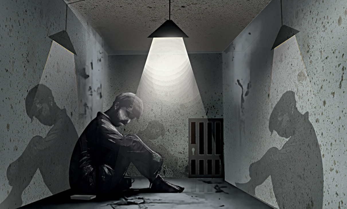 আয়নাঘরের ভেতরে