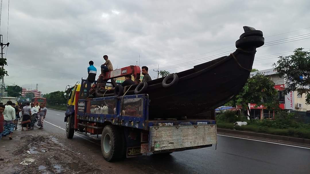 ফেনী-মিরসরাইয়ে বন্যার্তদের উদ্ধারে যাচ্ছে শত শত নৌকা