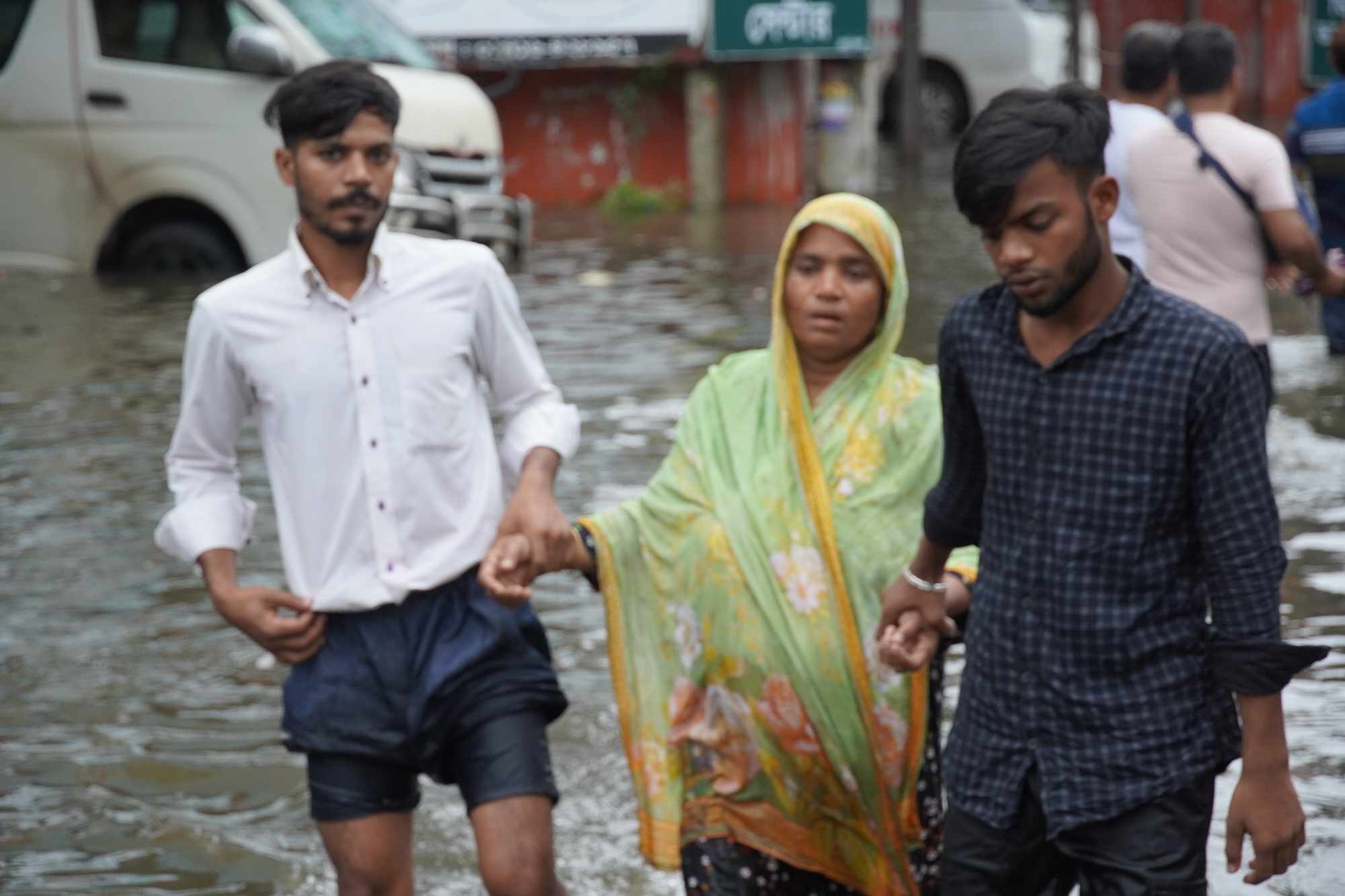 এখনো উদ্ধারের অপেক্ষায় বাড়ির ছাদে অনেক মানুষ