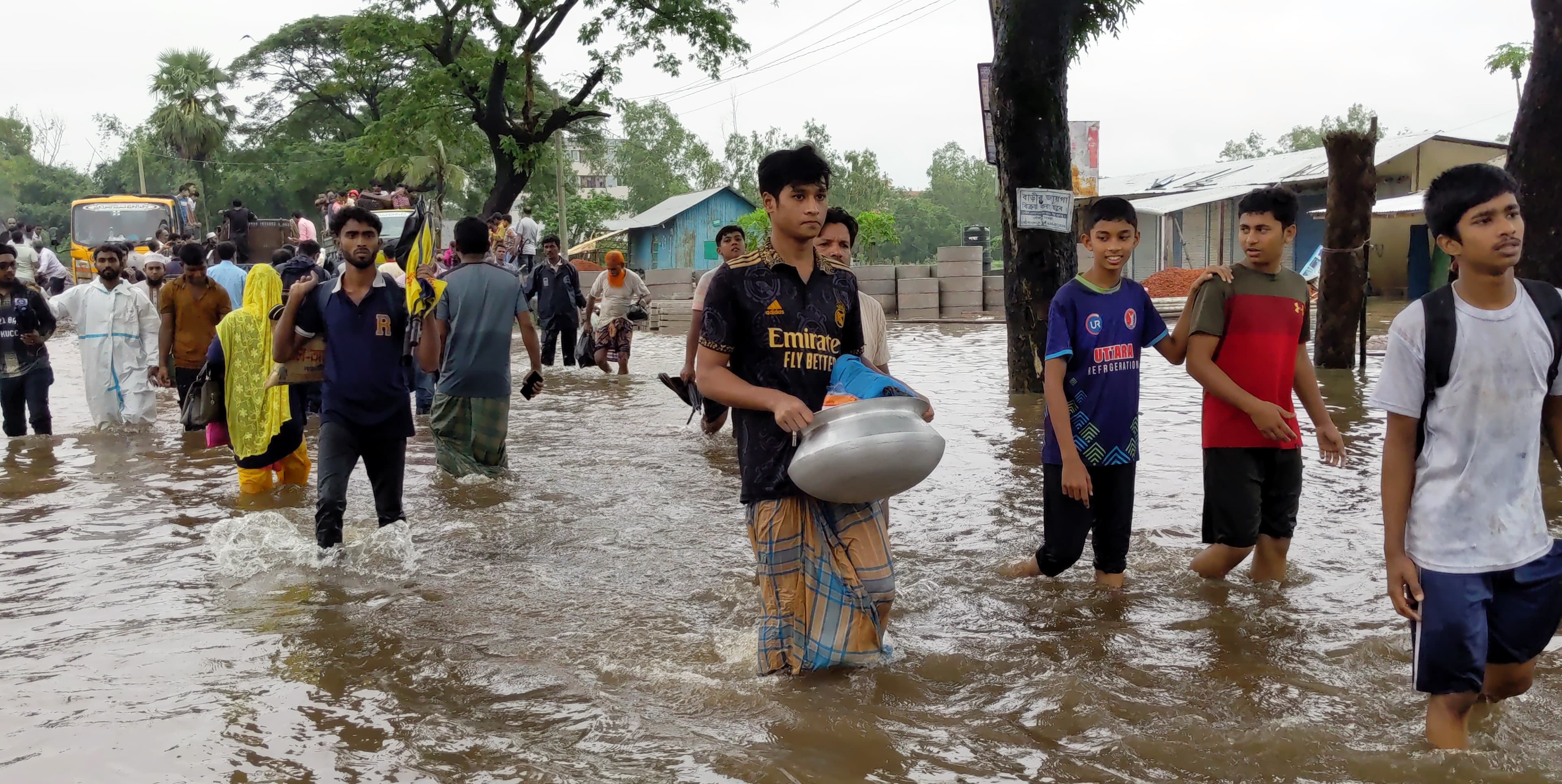 মিরসরাইয়ে আশ্রয়কেন্দ্রে ৬ হাজার দুর্গত মানুষ, এখনো পানিবন্দী ১২ হাজার