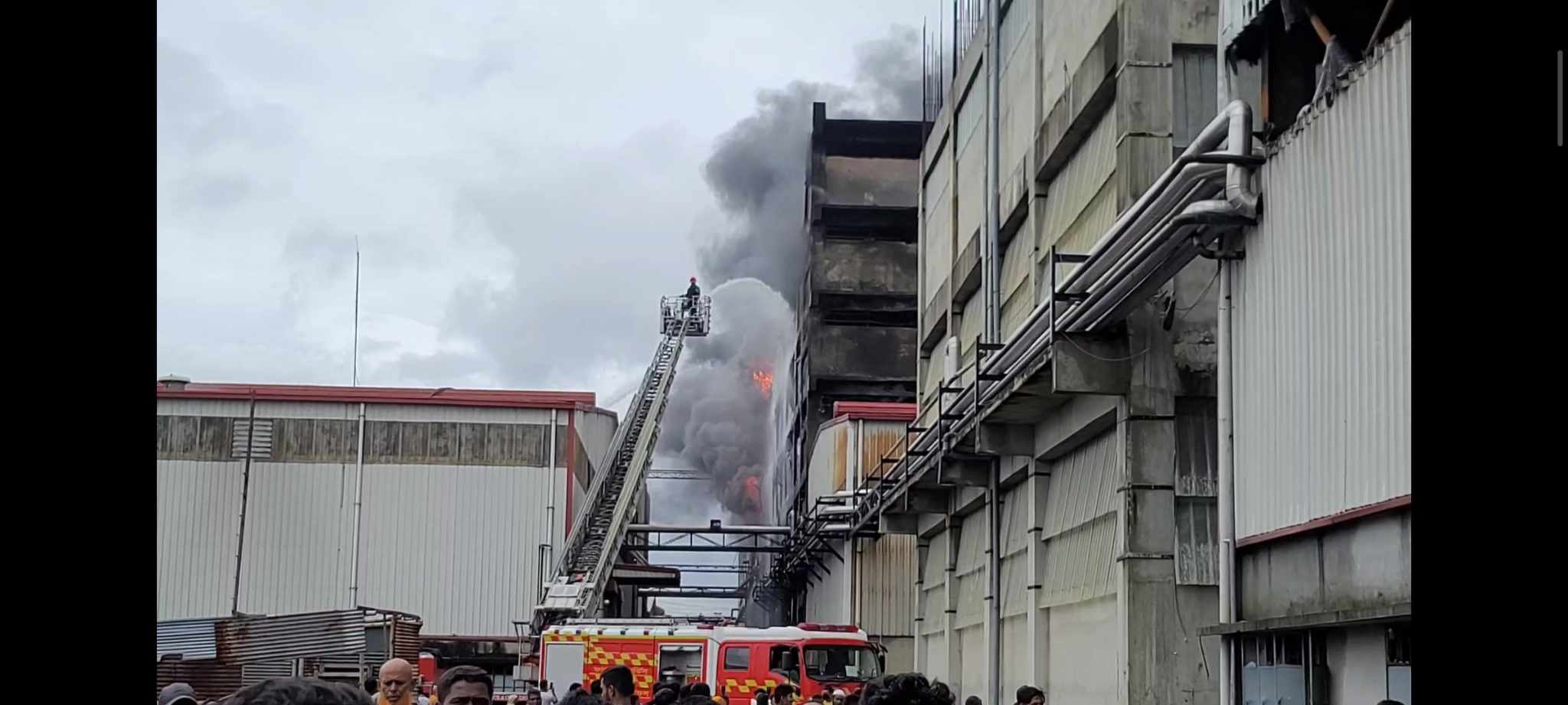 লুটপাটের পর আগুন, ১৪ ঘণ্টা ধরে জ্বলছে গাজী টায়ারসের কারখানা