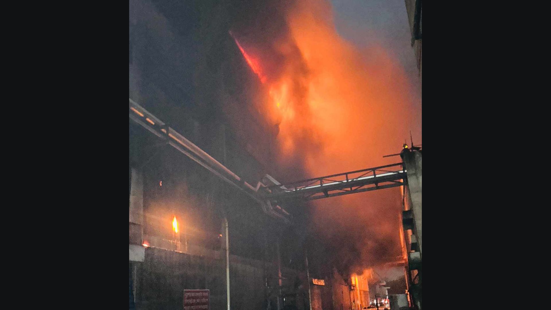 নারায়ণগঞ্জে গাজী টায়ার ফ্যাক্টরিতে আগুন, নিয়ন্ত্রণে ১১ ইউনিট