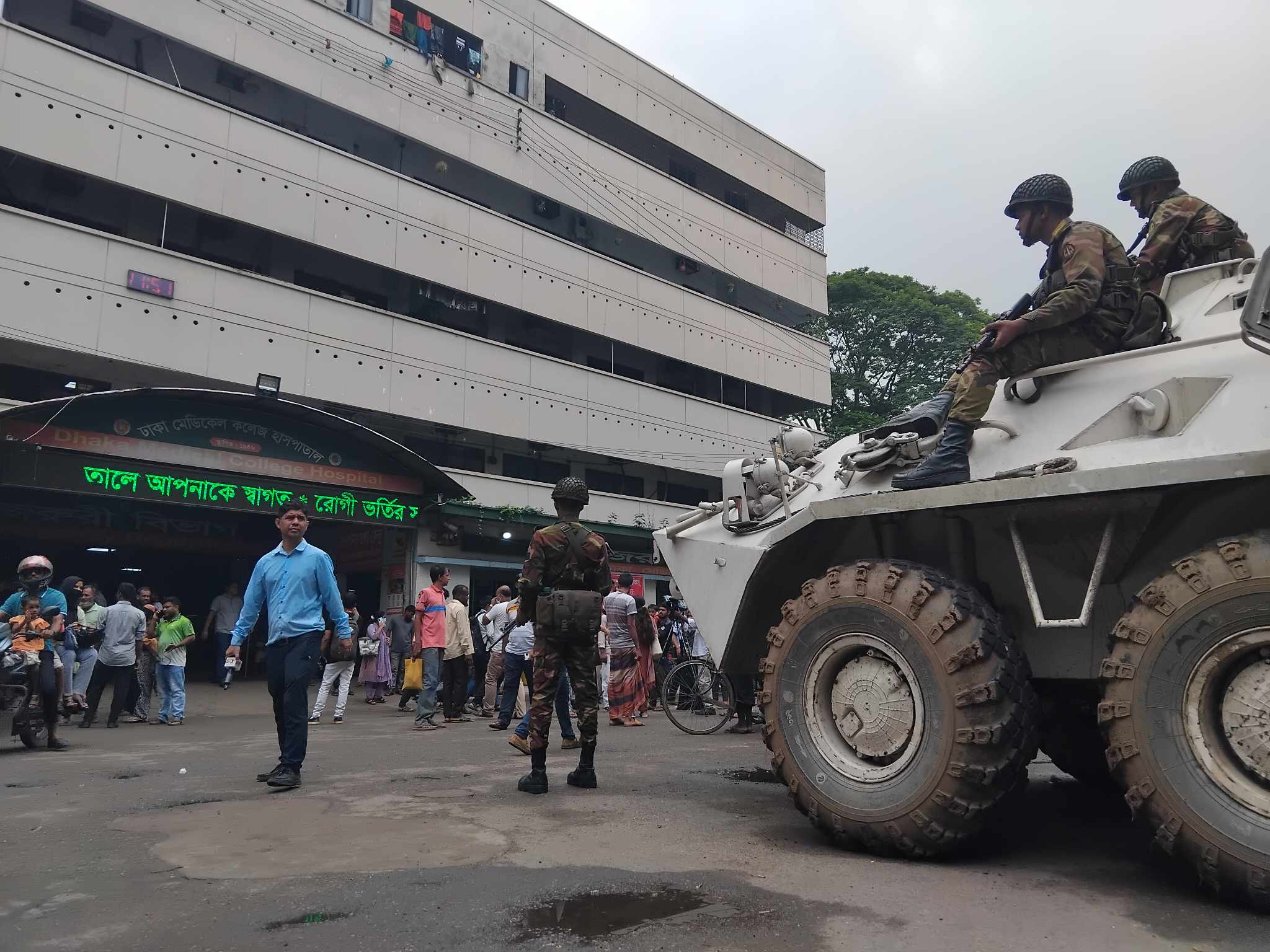 ঢাকা মেডিকেলে বহির্বিভাগ বন্ধ, জরুরি বিভাগে রোগীর ভিড়