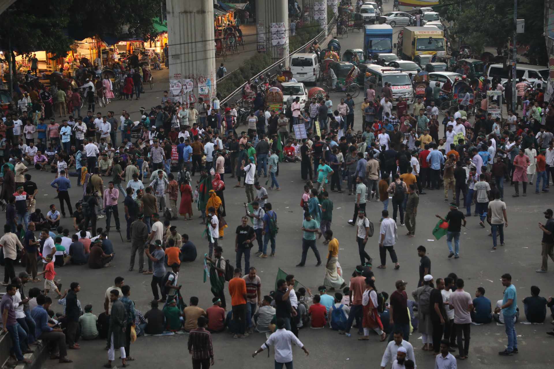 চাকরিতে প্রবেশের বয়সসীমা বাড়ানোর দাবিতে শাহবাগ মোড় অবরোধ