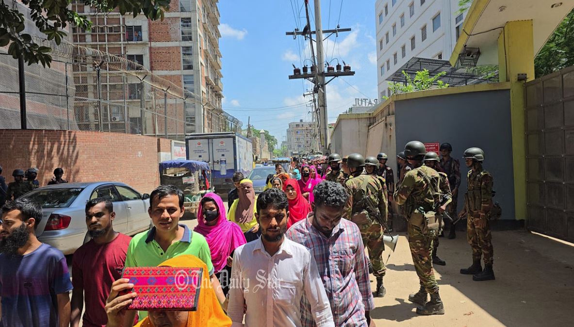 শ্রমিক বিক্ষোভে ব্যাহত পোশাক রপ্তানি