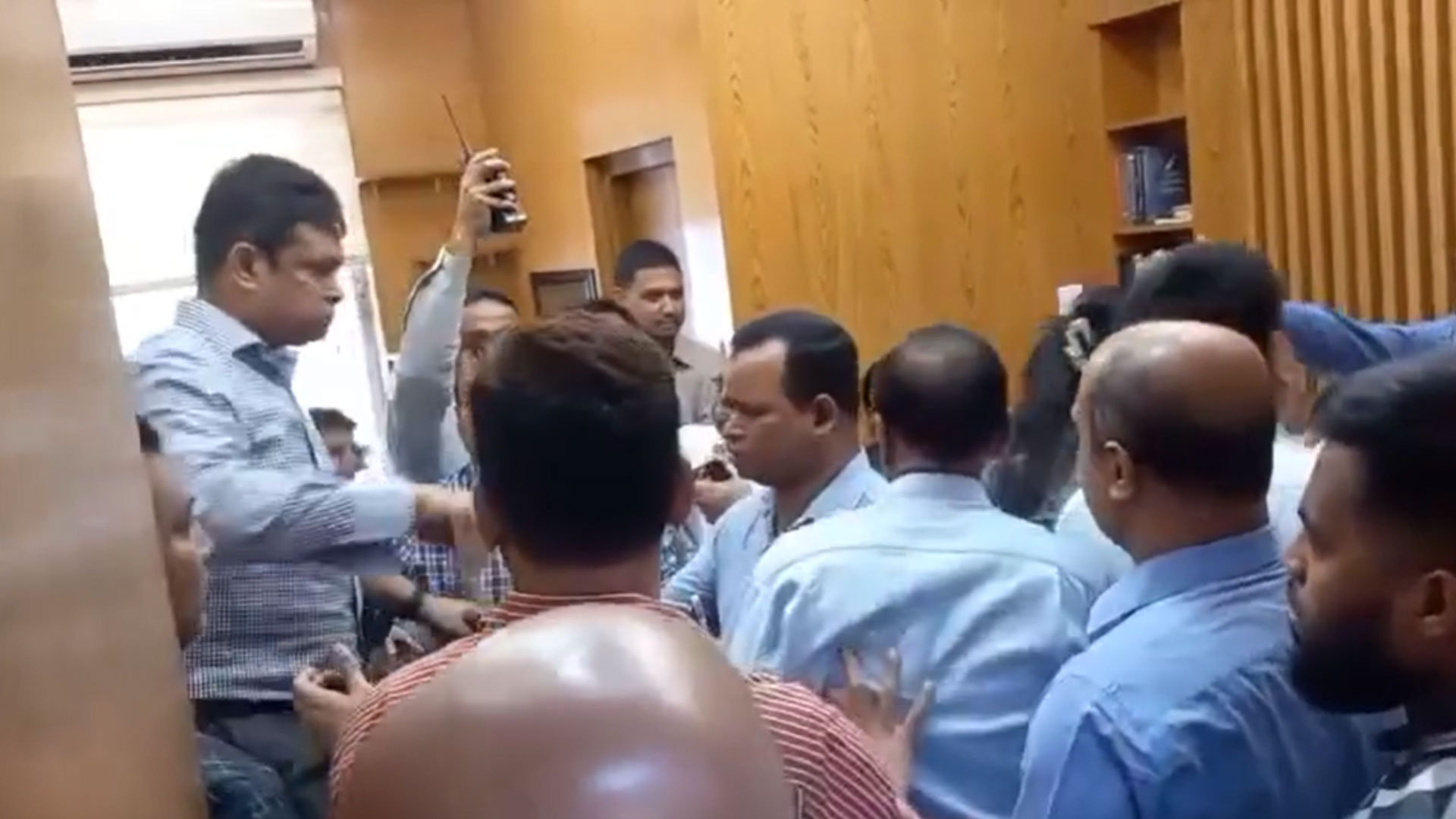 ডিসি নিয়োগ নিয়ে অসন্তোষ, সচিবালয়ে কর্মকর্তাদের হাতাহাতি